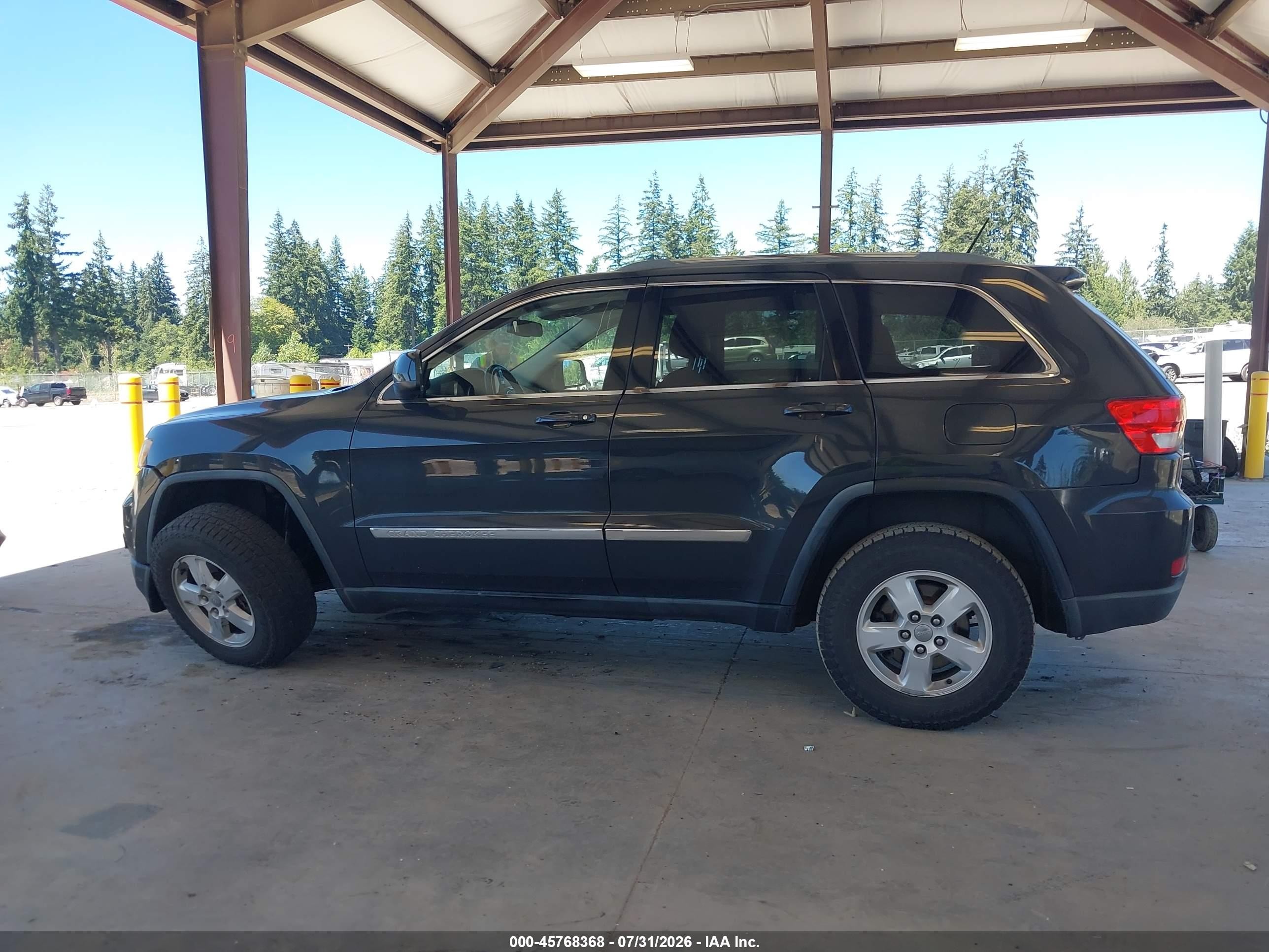2011 Jeep Grand Cherokee Laredo Gray vin: 1J4RR4GGXBC679486