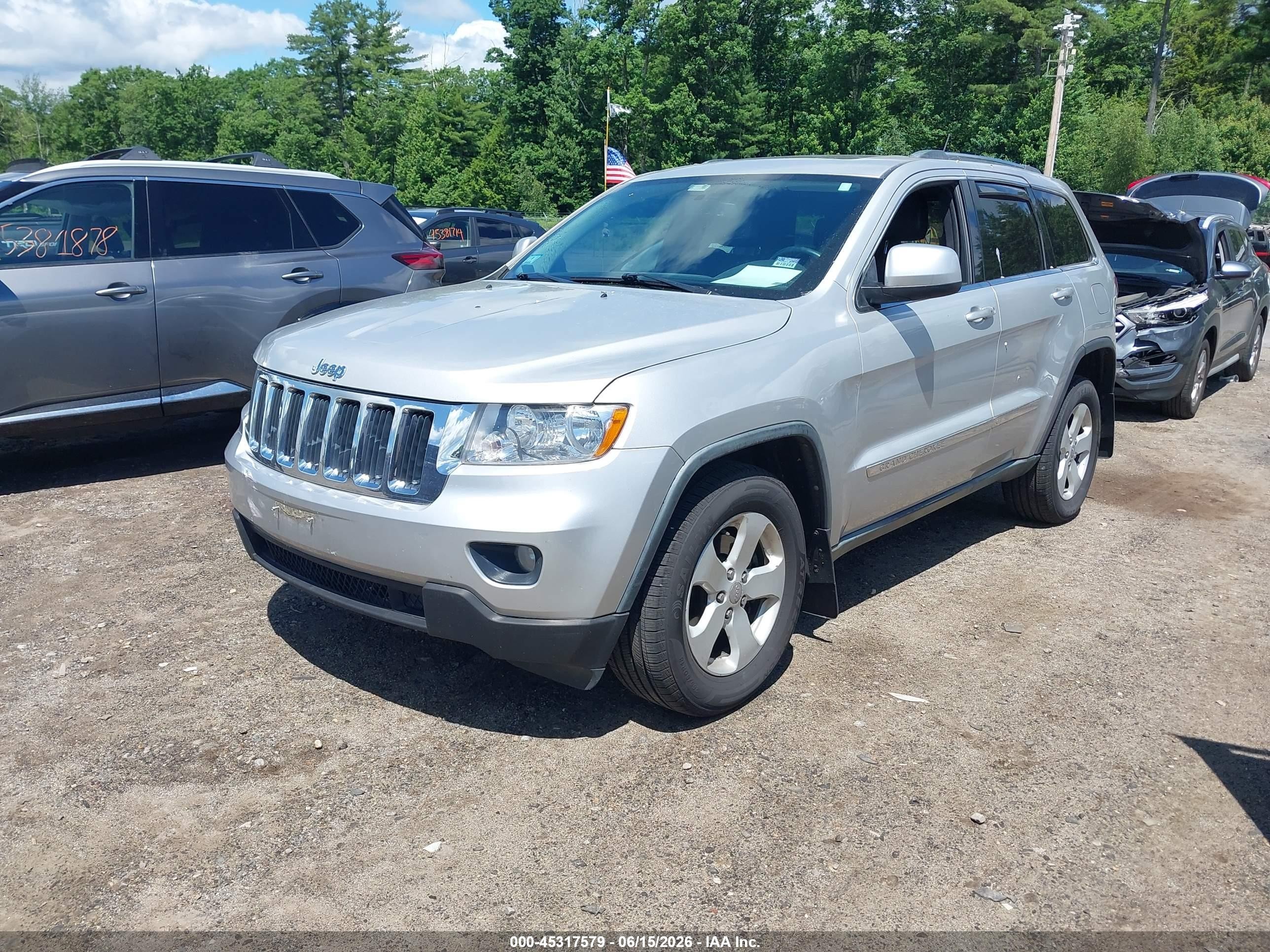 2011 Jeep Grand Cherokee Laredo Silver vin: 1J4RR4GGXBC717704