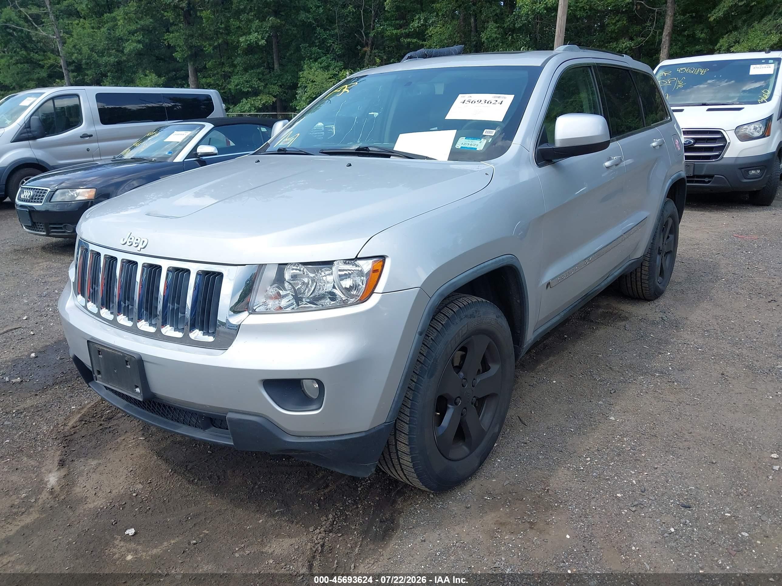 2011 Jeep Grand Cherokee Laredo Серебряный vin: 1J4RR4GT0BC629581
