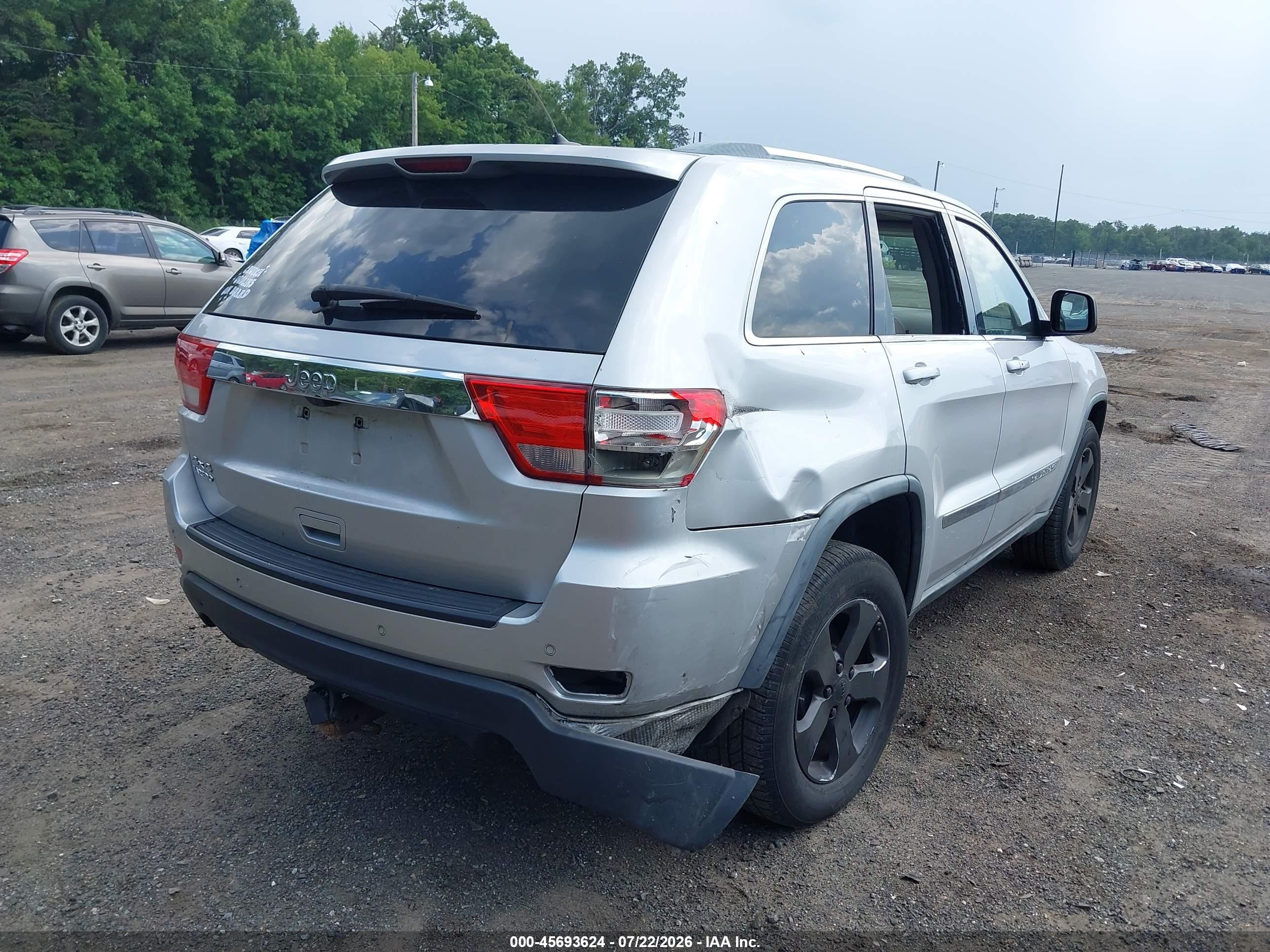 2011 Jeep Grand Cherokee Laredo Серебряный vin: 1J4RR4GT0BC629581