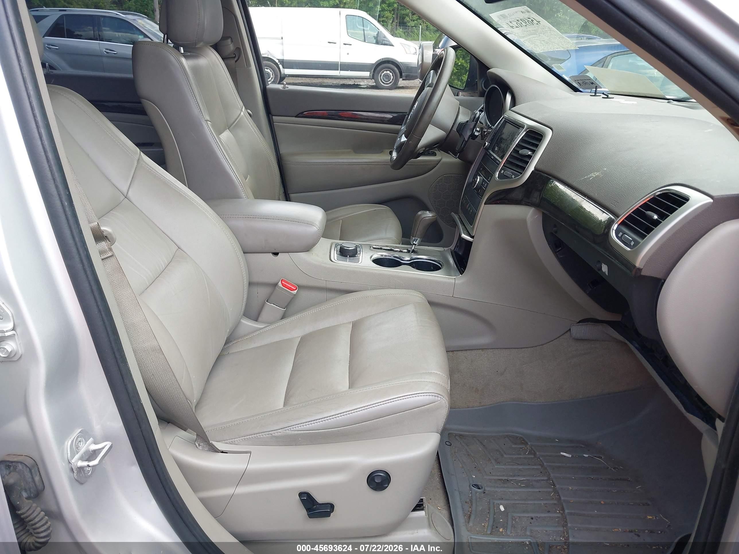 2011 Jeep Grand Cherokee Laredo Серебряный vin: 1J4RR4GT0BC629581