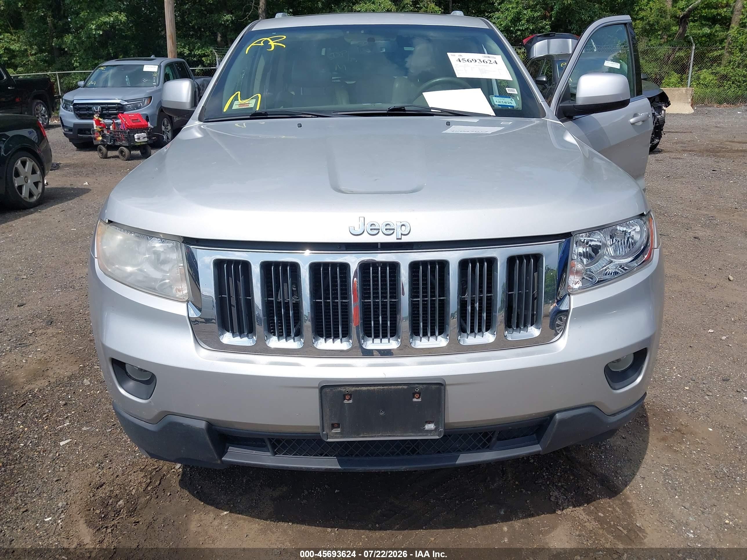 2011 Jeep Grand Cherokee Laredo Серебряный vin: 1J4RR4GT0BC629581