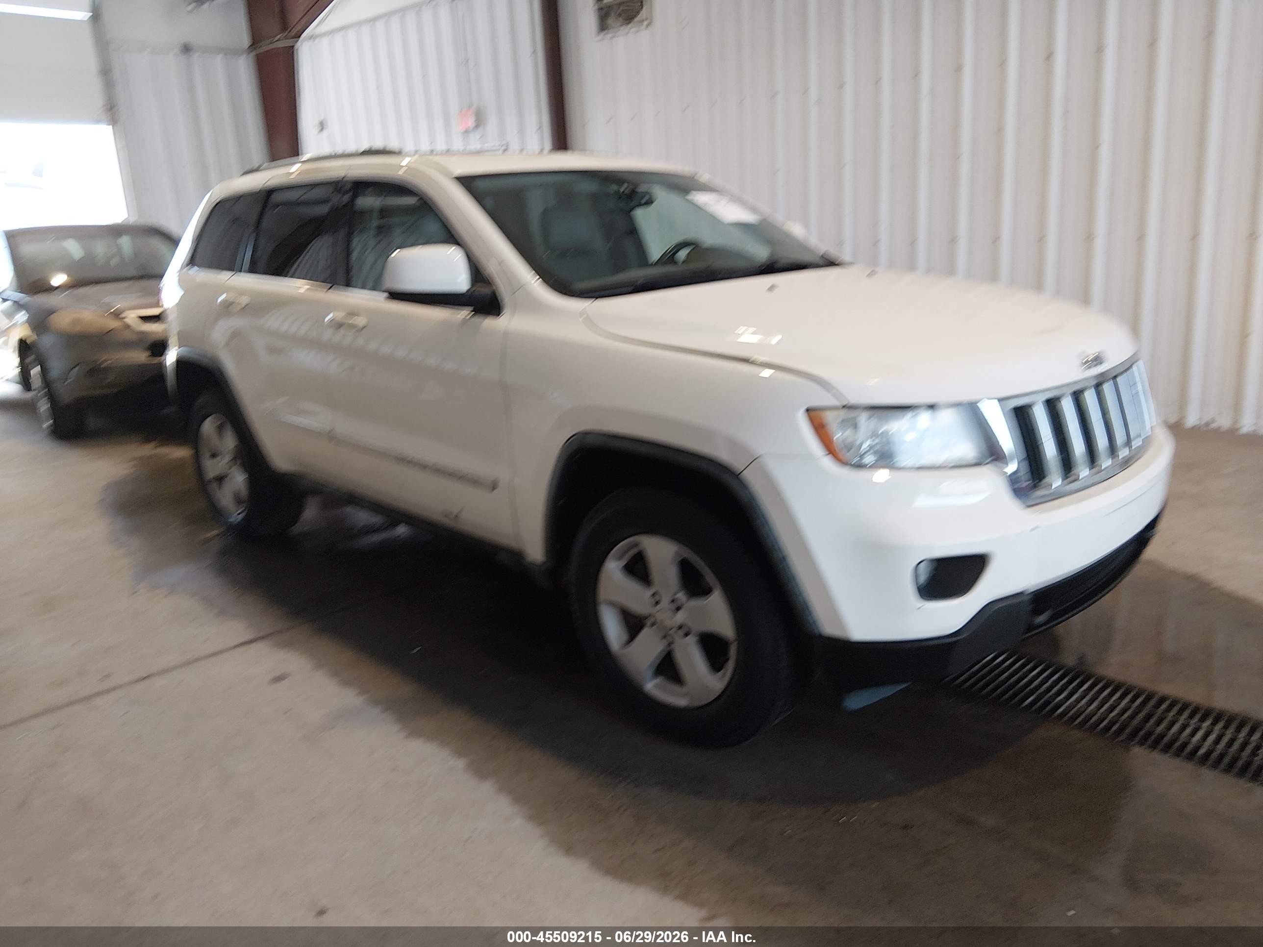 2011 Jeep Grand Cherokee Laredo Белый vin: 1J4RR4GT1BC543910