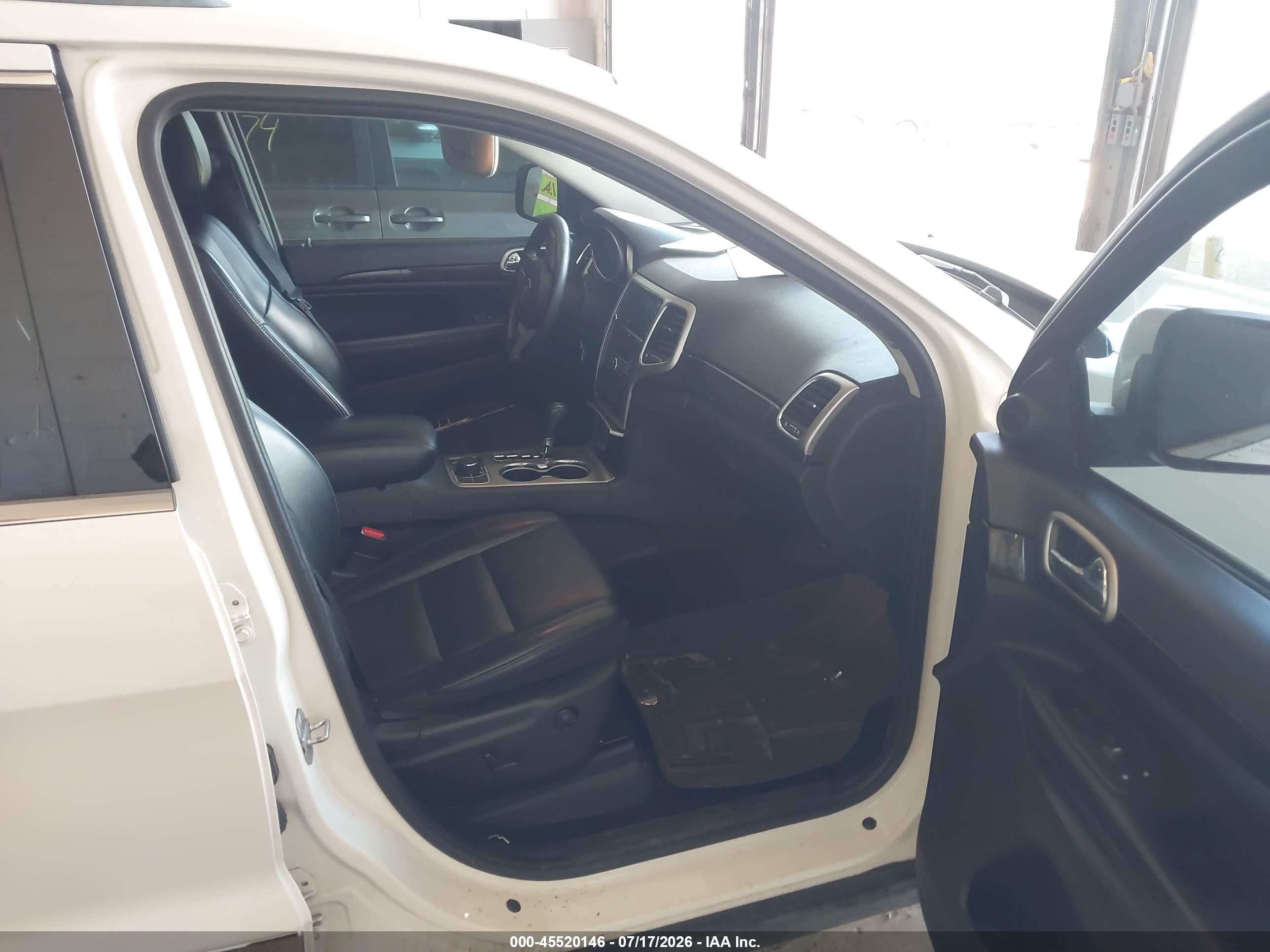 2011 Jeep Grand Cherokee Laredo White vin: 1J4RR4GT5BC542016
