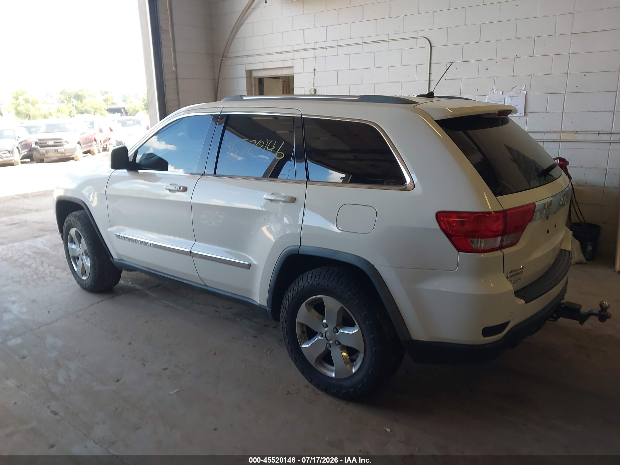 2011 Jeep Grand Cherokee Laredo White vin: 1J4RR4GT5BC542016