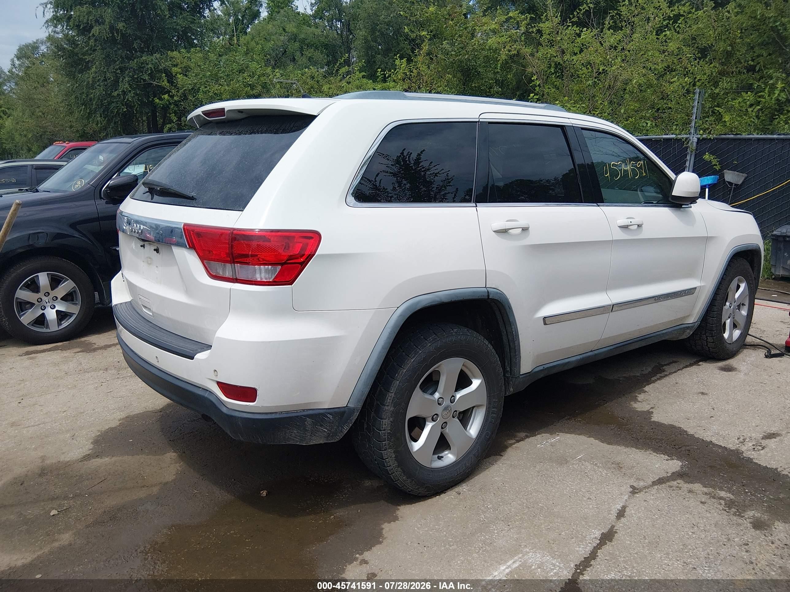 2011 Jeep Grand Cherokee Laredo White vin: 1J4RR4GT7BC670337