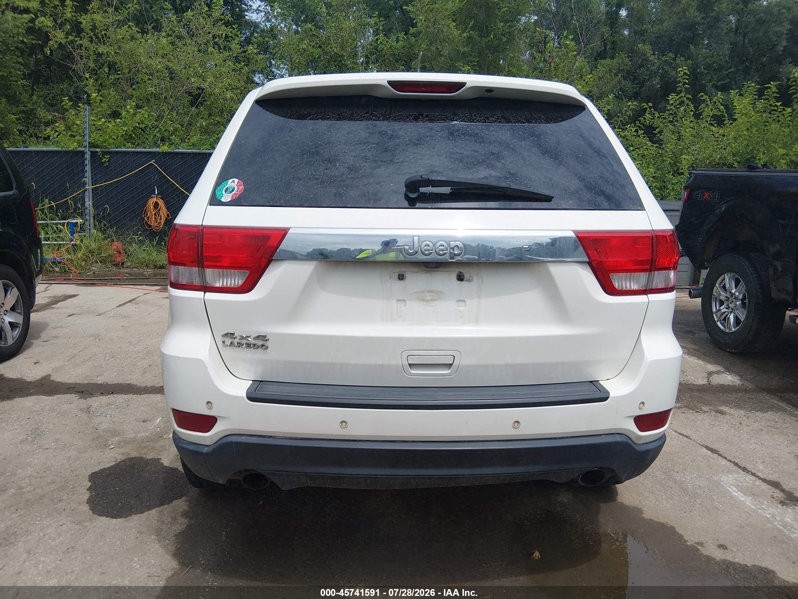 2011 Jeep Grand Cherokee Laredo White vin: 1J4RR4GT7BC670337