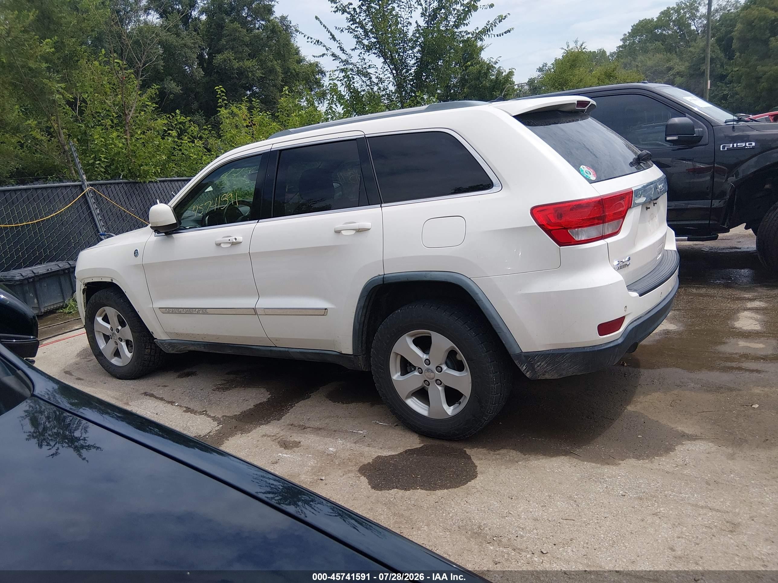 2011 Jeep Grand Cherokee Laredo White vin: 1J4RR4GT7BC670337