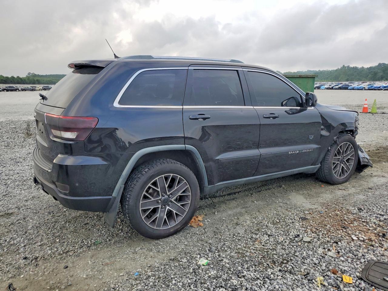2011 Jeep Grand Cherokee Laredo Black vin: 1J4RR4GT8BC627285