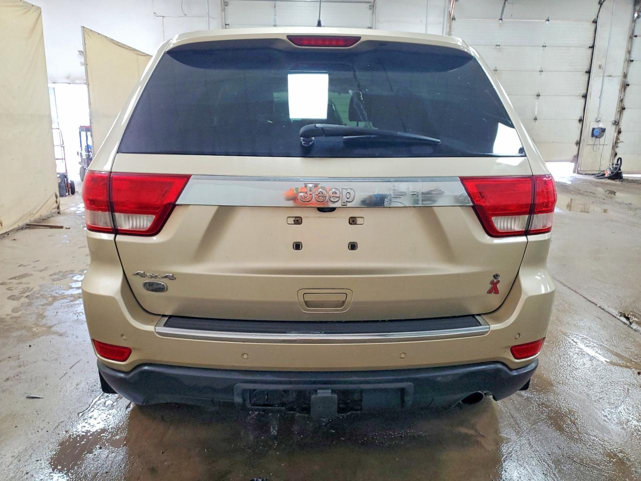 2011 Jeep Grand Cherokee Overland Золотой vin: 1J4RR6GG9BC557942
