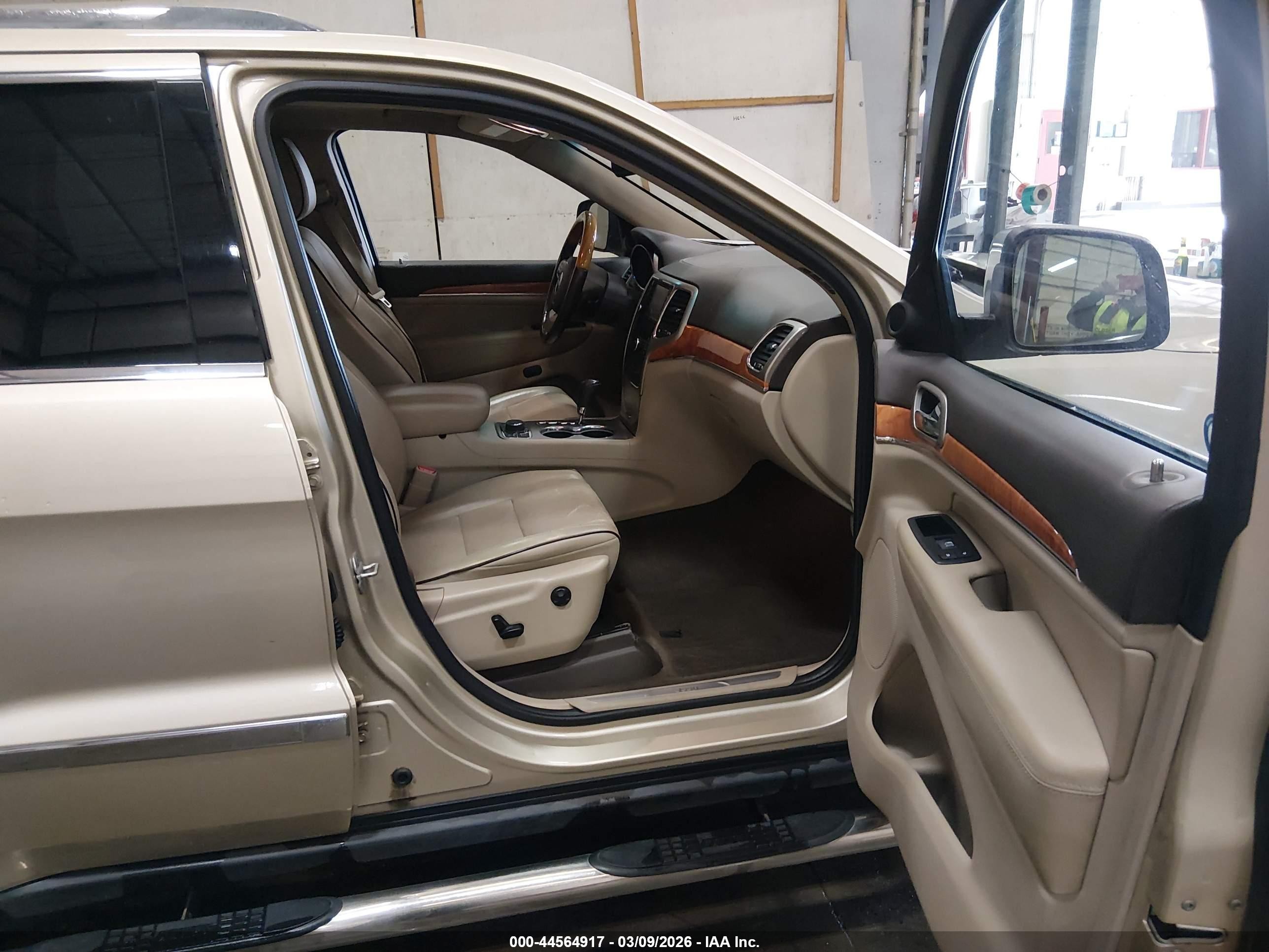 2011 Jeep Grand Cherokee Overland Tan vin: 1J4RR6GG9BC636303