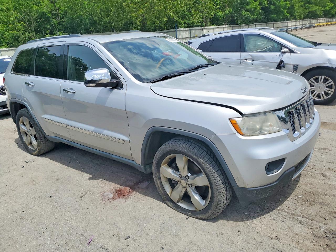 2011 Jeep Grand Cherokee Silver vin: 1J4RR6GT1BC514404