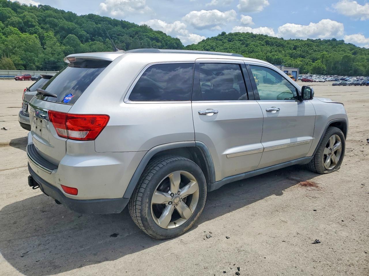 2011 Jeep Grand Cherokee Silver vin: 1J4RR6GT1BC514404