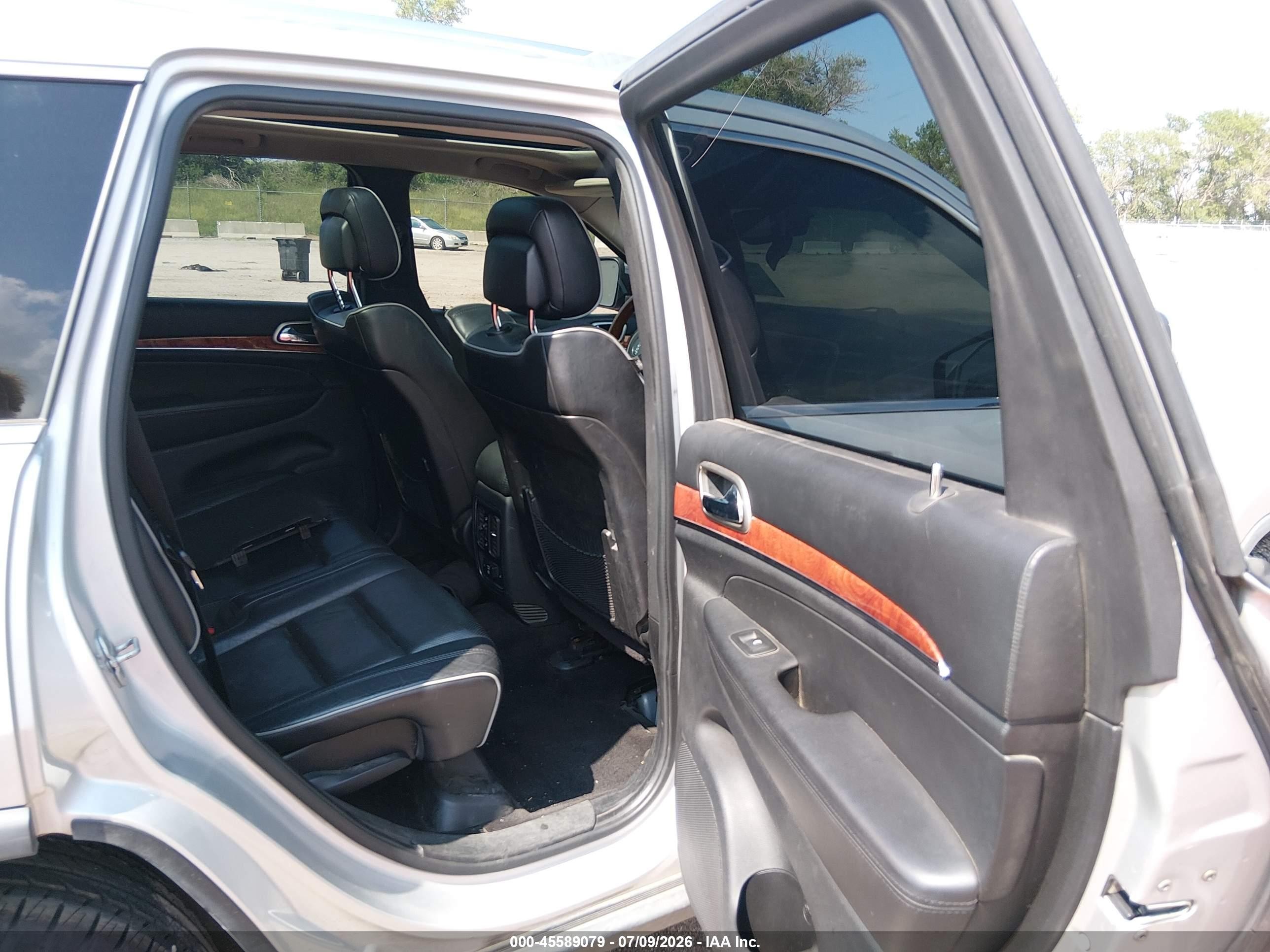 2011 Jeep Grand Cherokee Overland Silver vin: 1J4RR6GT2BC607299