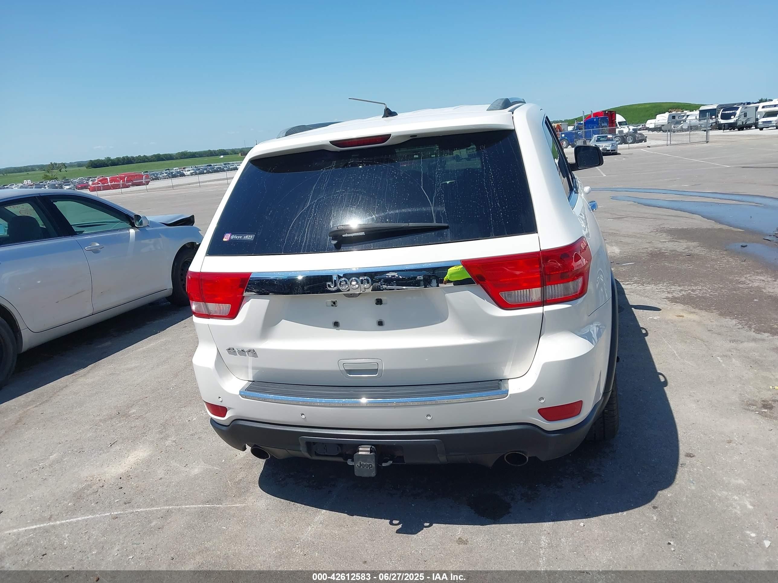 2011 Jeep Grand Cherokee Overland White vin: 1J4RR6GTXBC605445