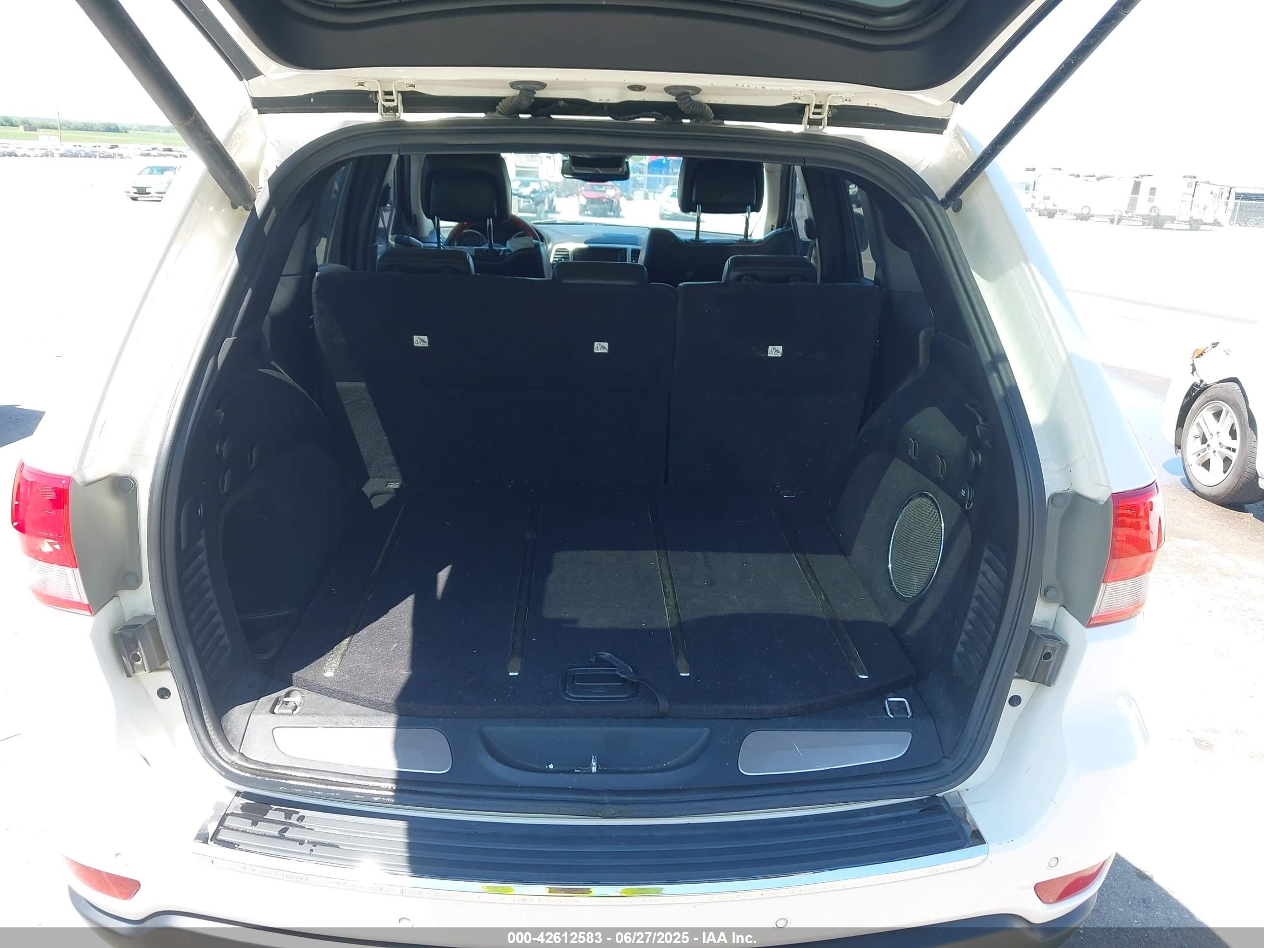 2011 Jeep Grand Cherokee Overland White vin: 1J4RR6GTXBC605445