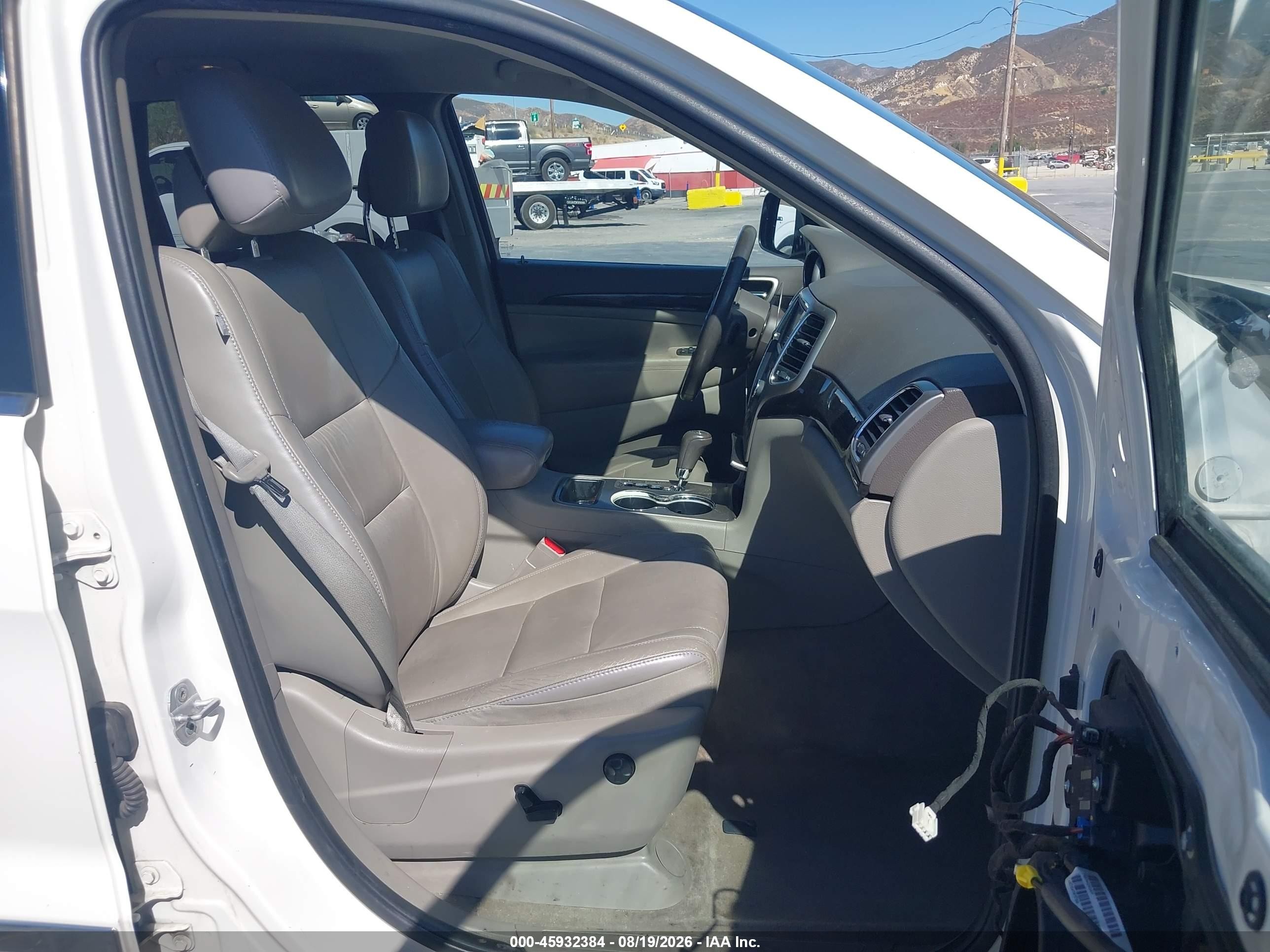 2011 Jeep Grand Cherokee Laredo Белый vin: 1J4RS4GG1BC661172