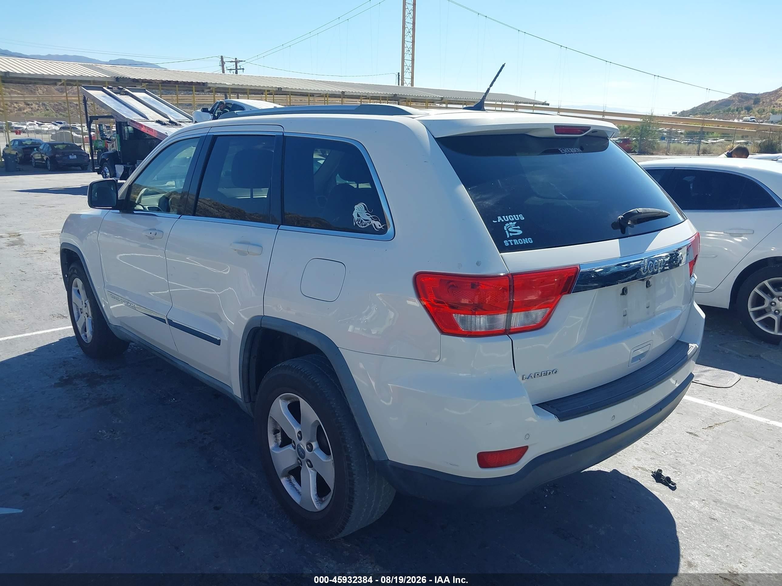 2011 Jeep Grand Cherokee Laredo Белый vin: 1J4RS4GG1BC661172