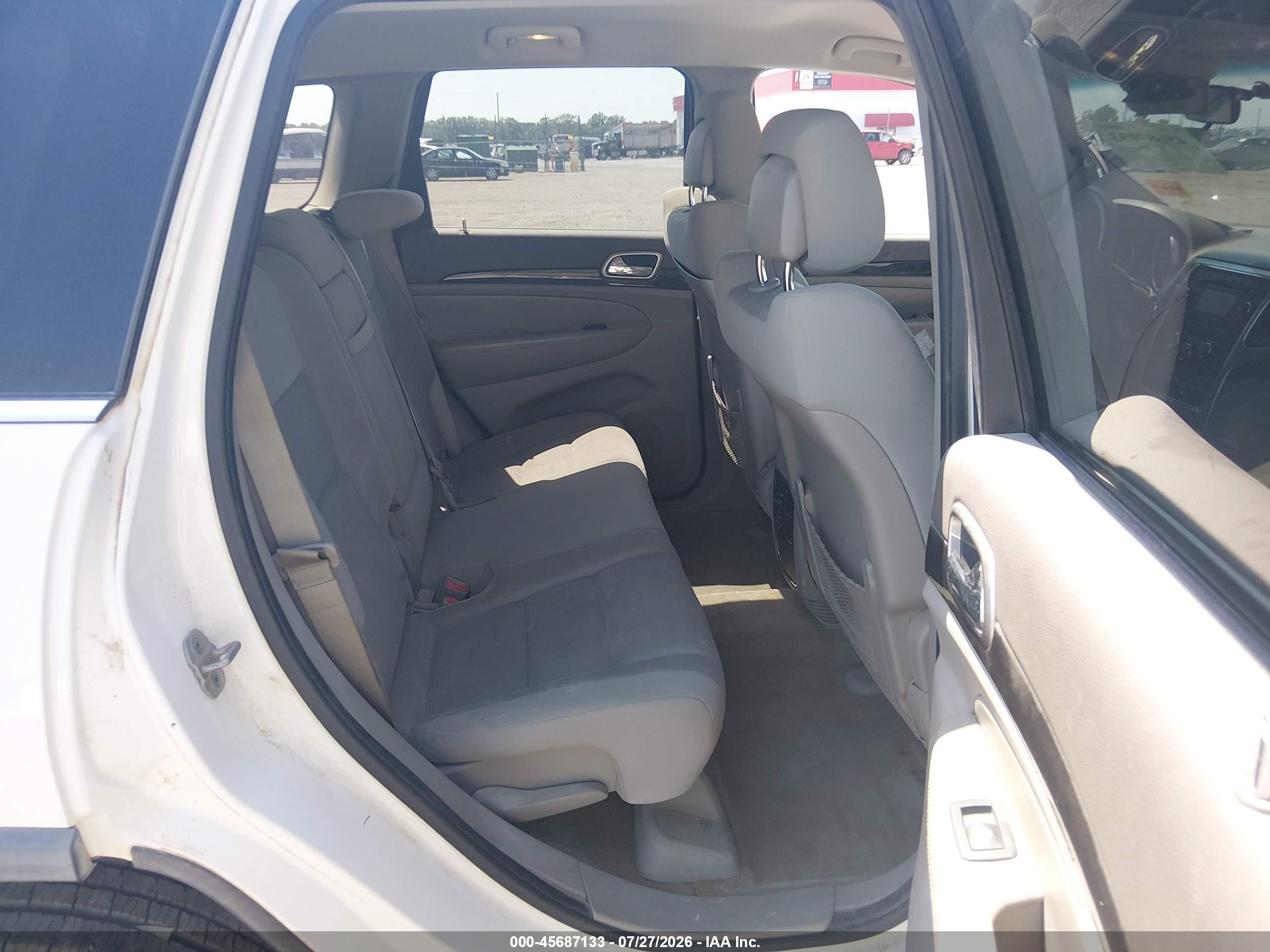 2011 Jeep Grand Cherokee Laredo White vin: 1J4RS4GG2BC684539