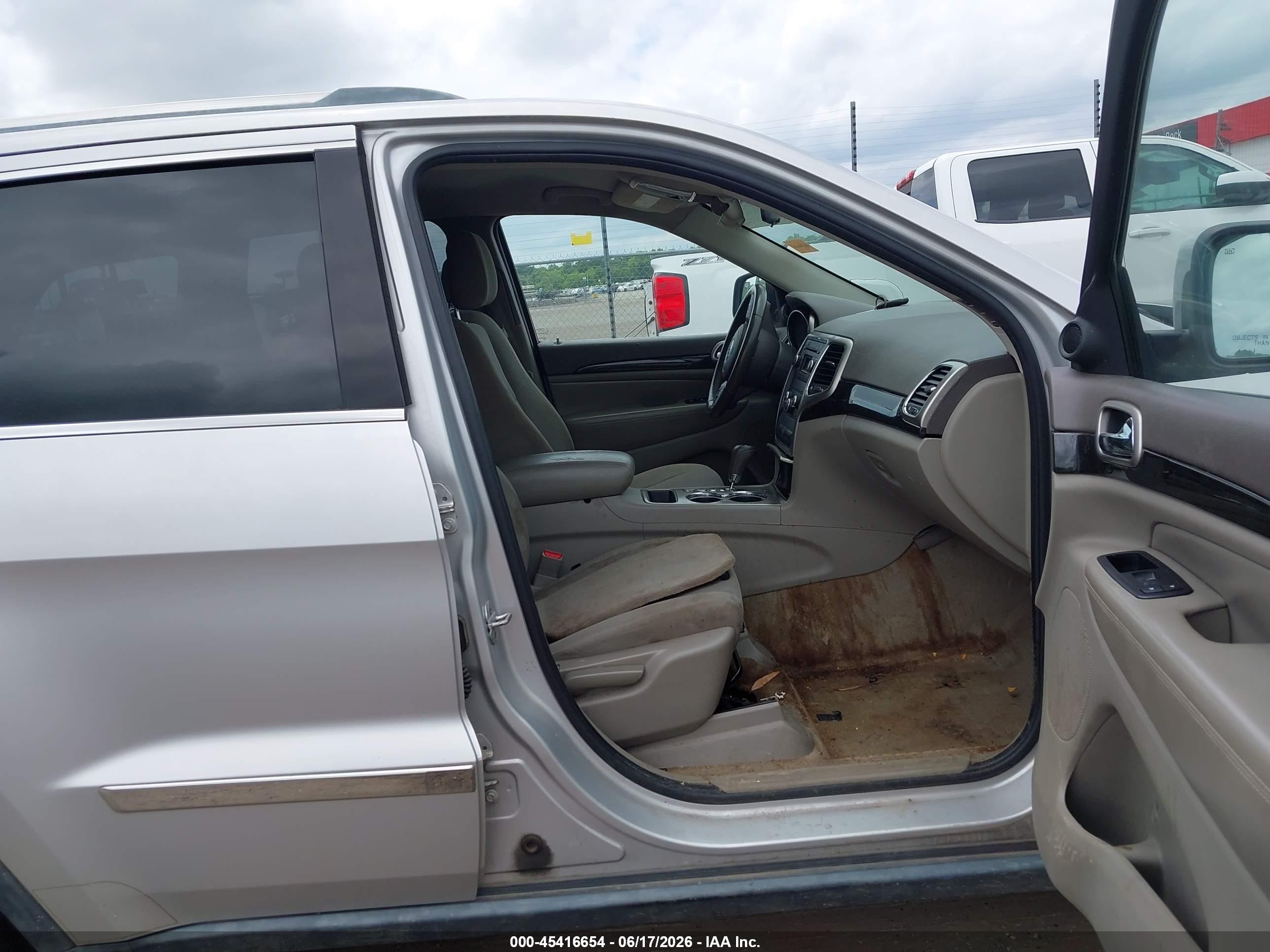2011 Jeep Grand Cherokee Laredo Silver vin: 1J4RS4GG3BC564085
