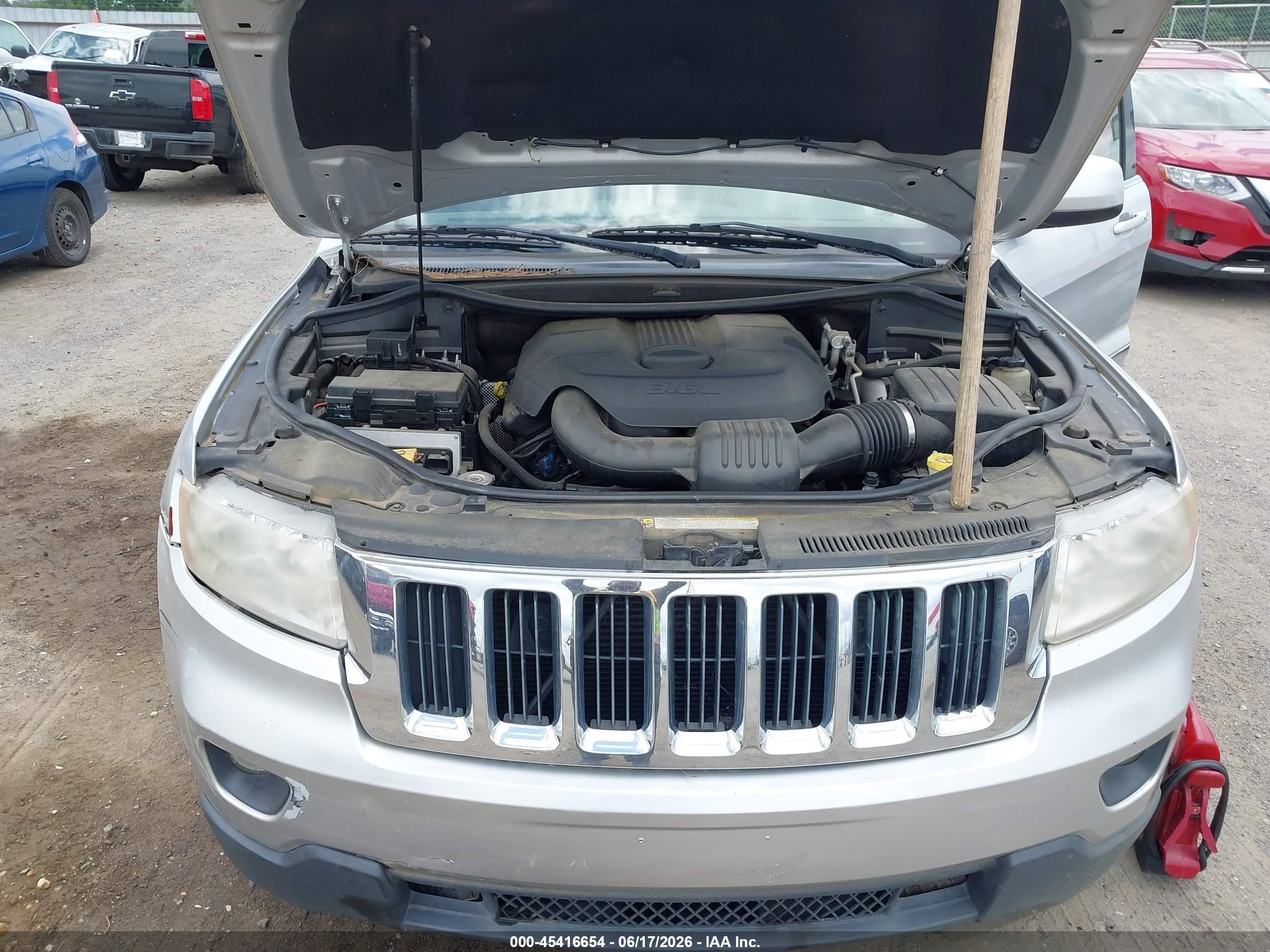 2011 Jeep Grand Cherokee Laredo Silver vin: 1J4RS4GG3BC564085