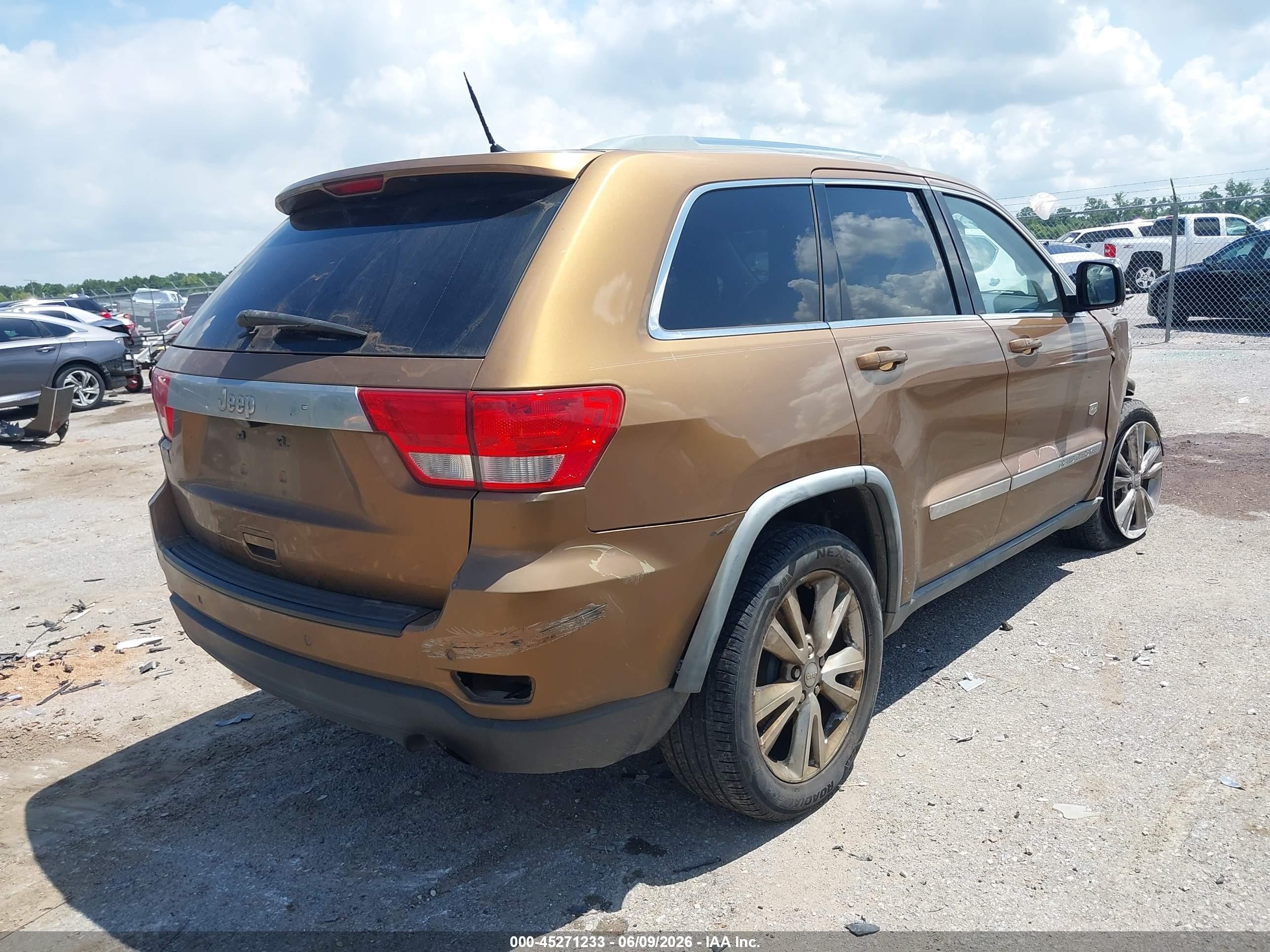 2011 Jeep Grand Cherokee Laredo Brown vin: 1J4RS4GG3BC676613