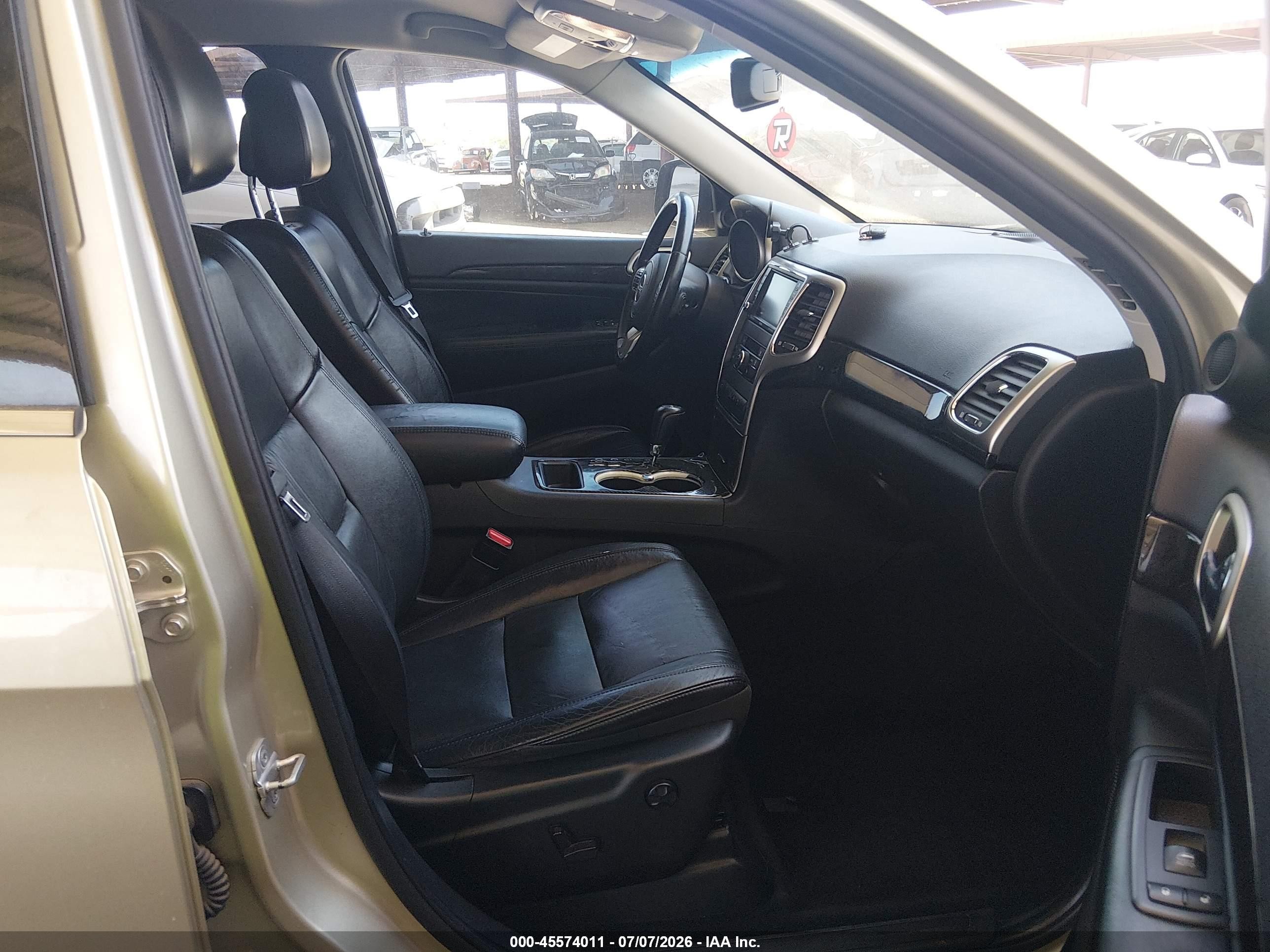2011 Jeep Grand Cherokee Laredo Beige vin: 1J4RS4GG5BC672255