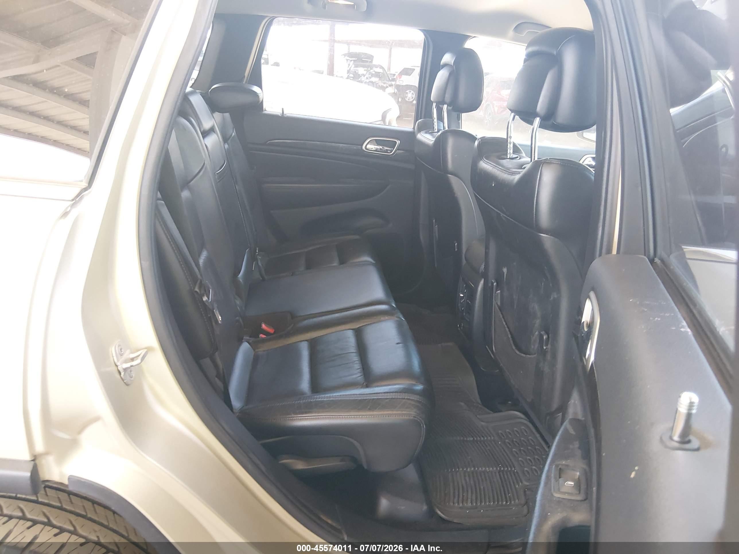 2011 Jeep Grand Cherokee Laredo Beige vin: 1J4RS4GG5BC672255