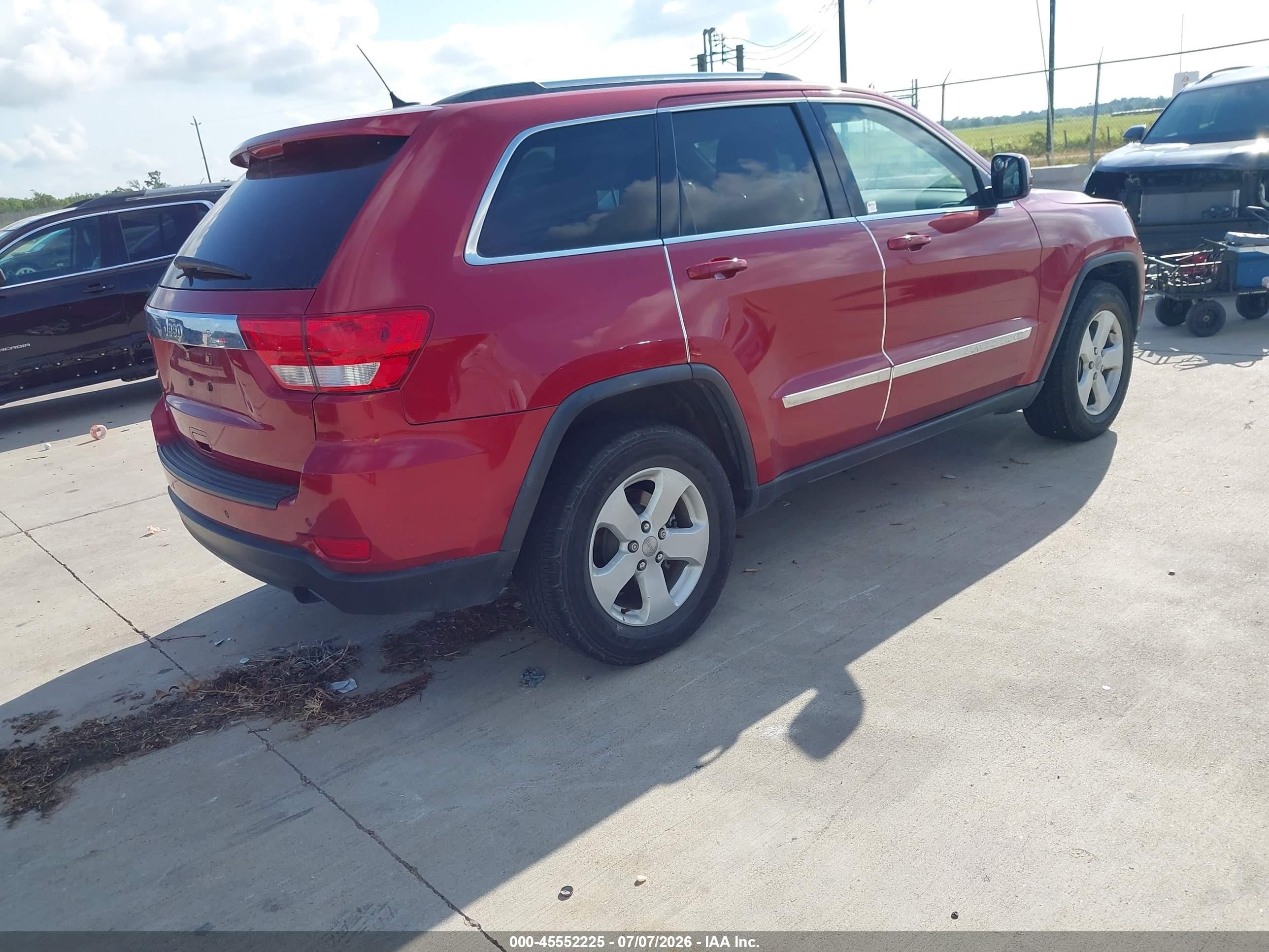 2011 Jeep Grand Cherokee Laredo Red vin: 1J4RS4GG8BC544902