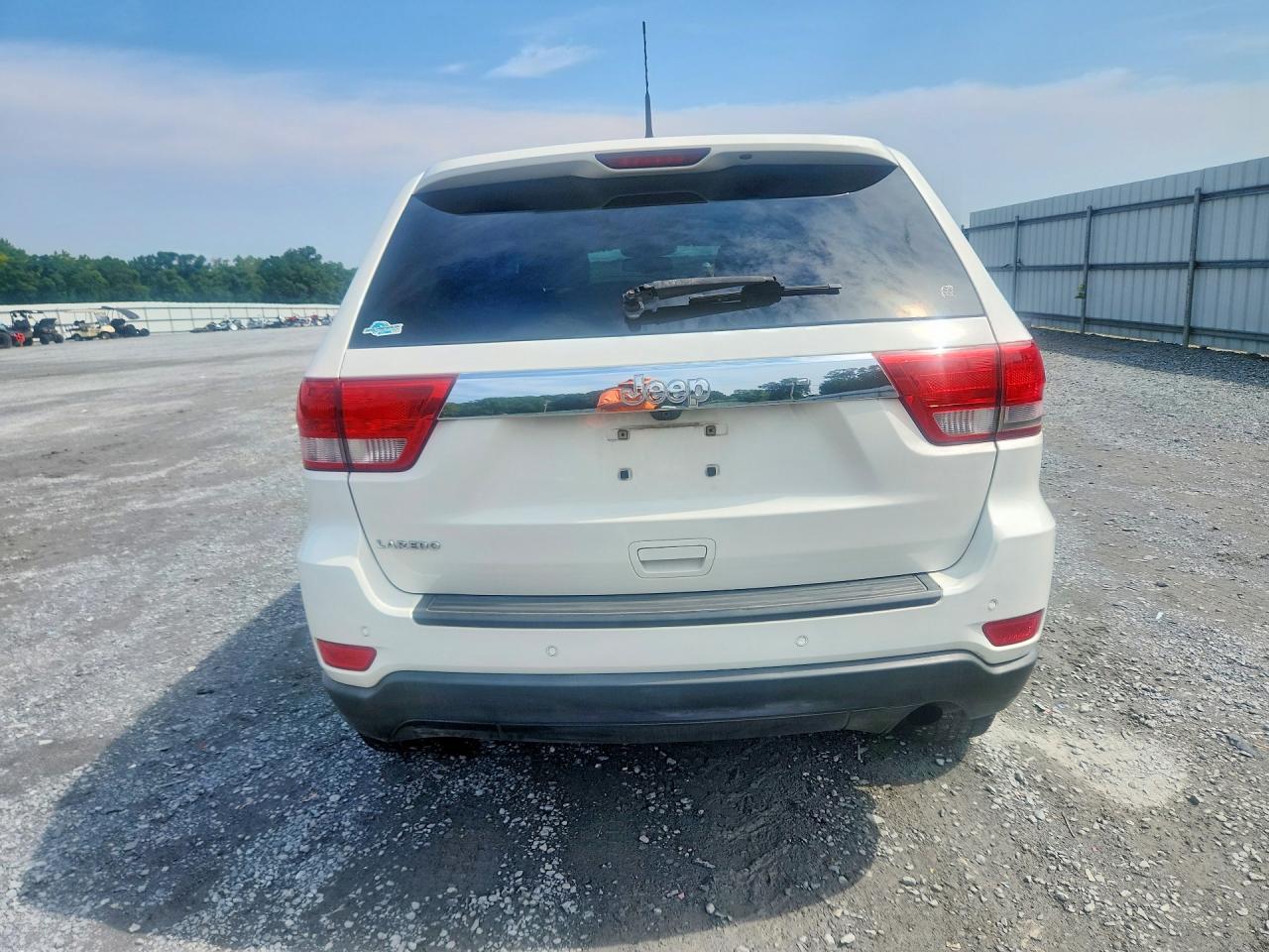 2011 Jeep Grand Cherokee Laredo Белый vin: 1J4RS4GG9BC532113