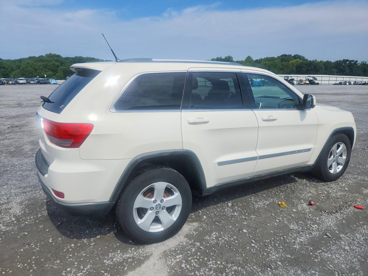 2011 Jeep Grand Cherokee Laredo Белый vin: 1J4RS4GG9BC532113