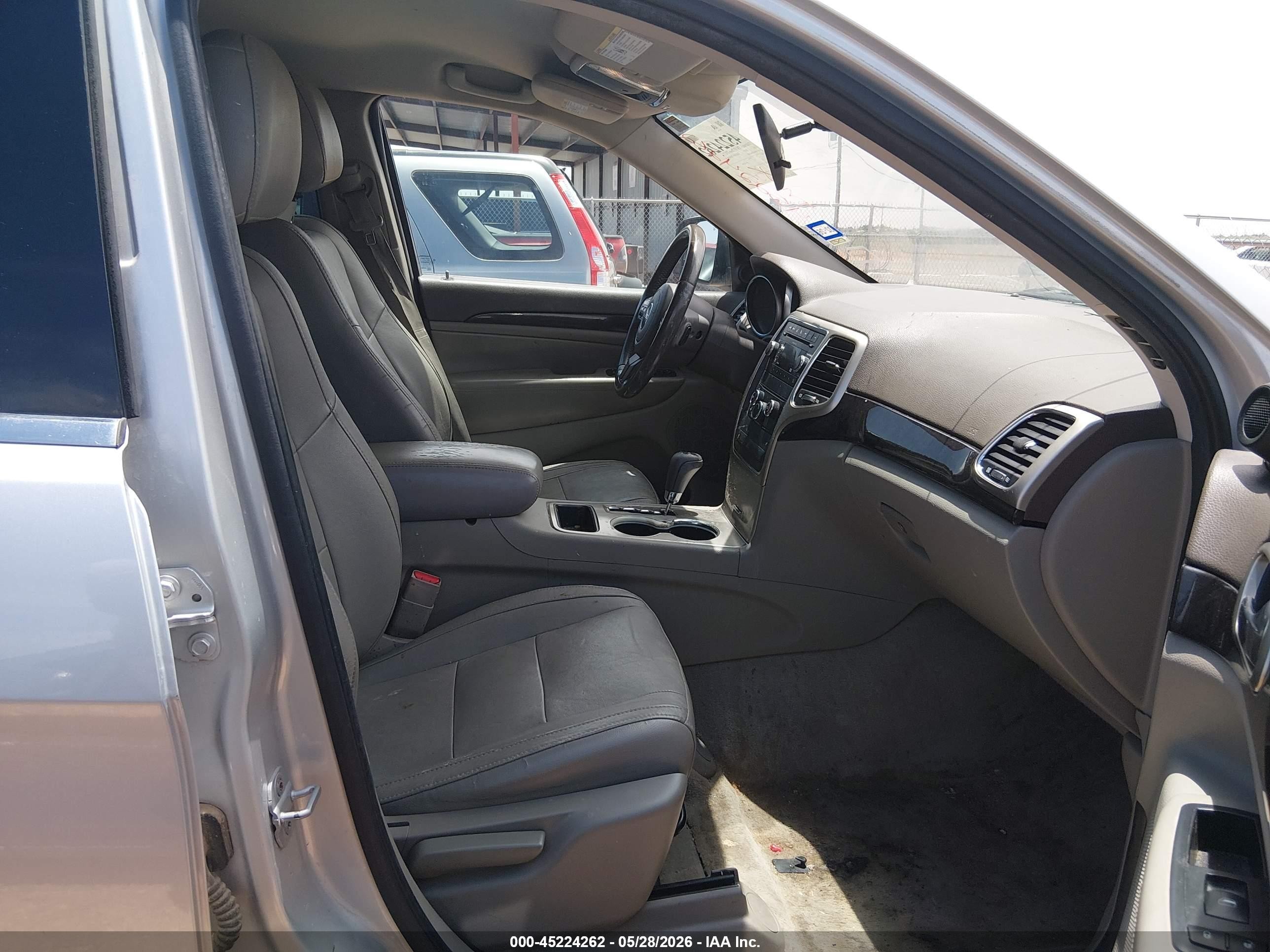 2011 Jeep Grand Cherokee Laredo Серебряный vin: 1J4RS4GG9BC618022
