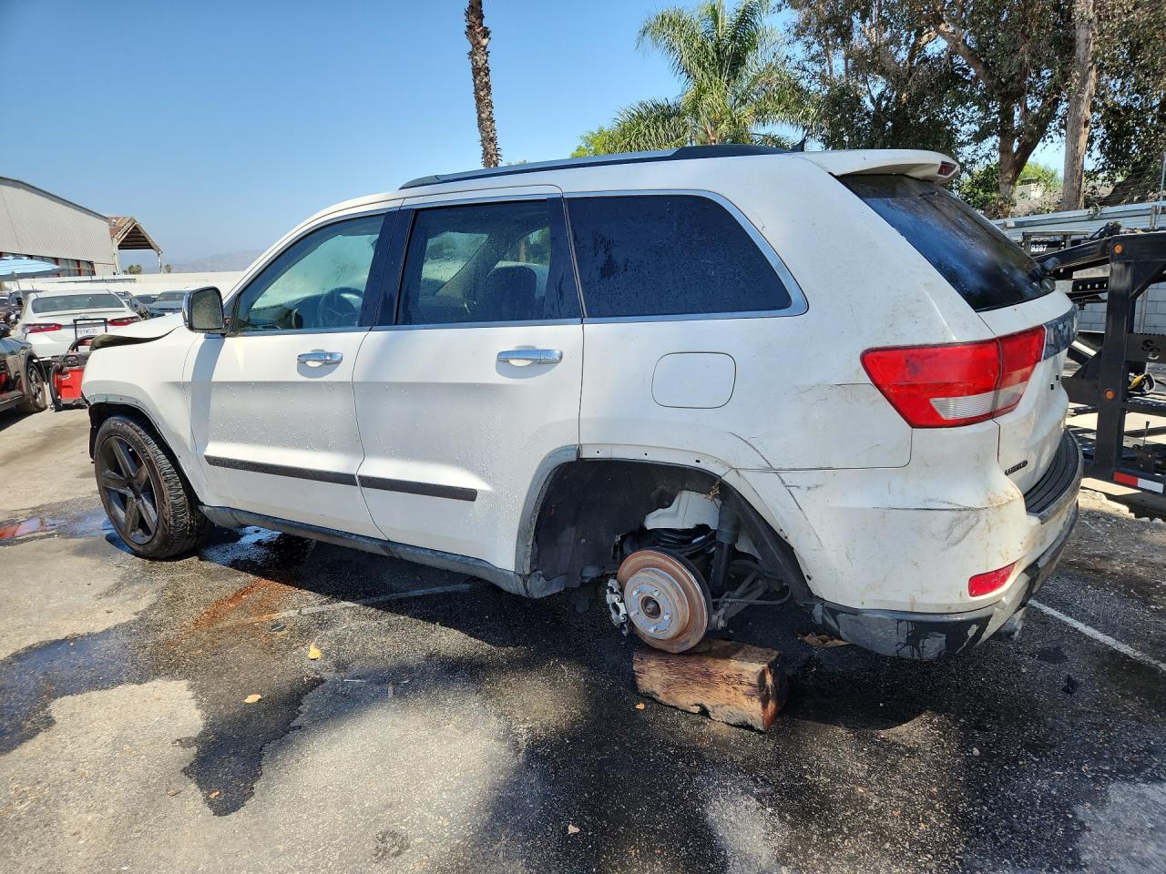 2011 Jeep Grand Cherokee Limited White vin: 1J4RS5GT7BC569275 Damage: Left Qtr Panel, Dent(S) W/ Paint Dmg, > 12 Inches