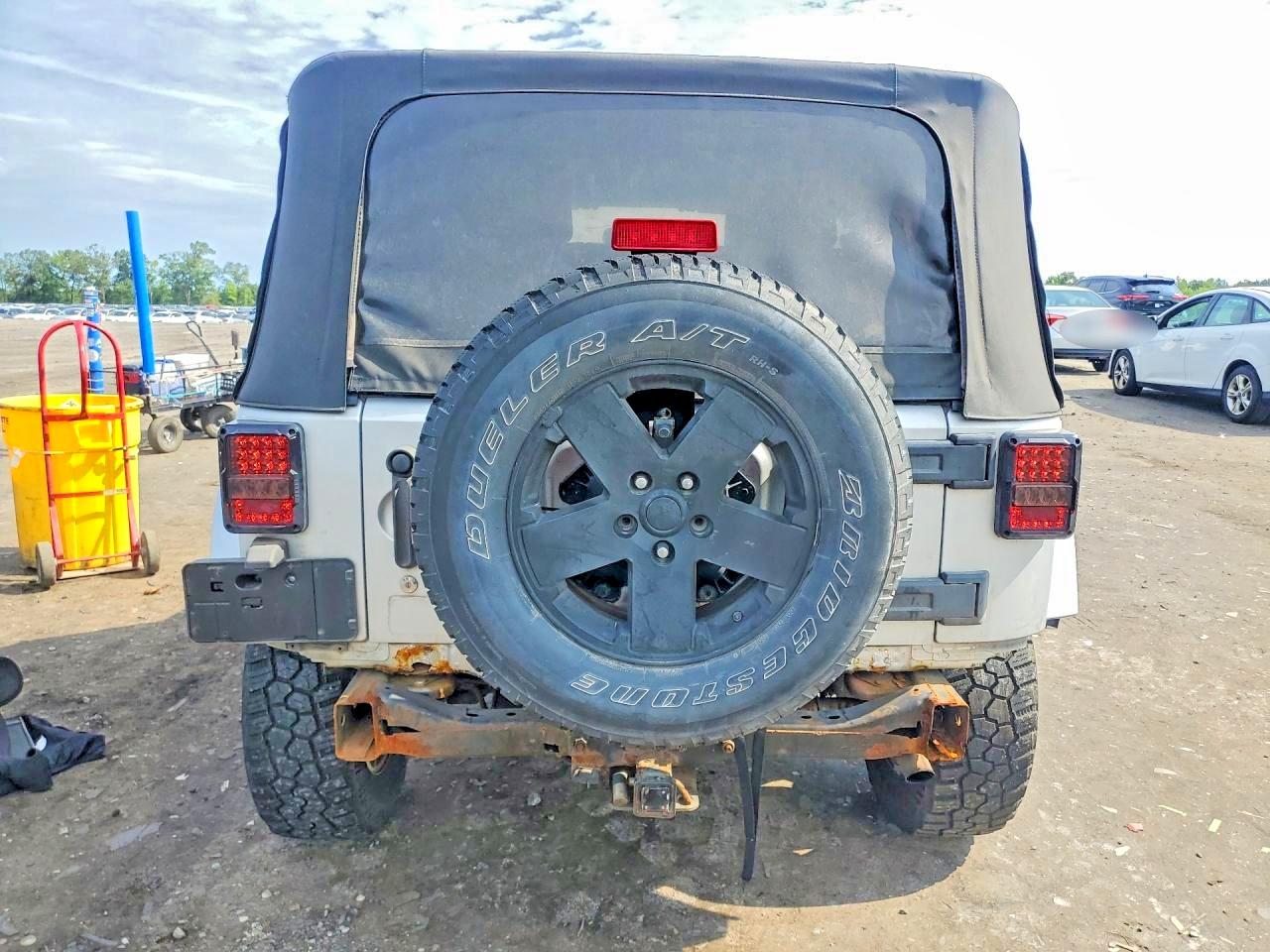 2008 Jeep Wrangler Sahara Silver vin: 1J8FA54198L593139