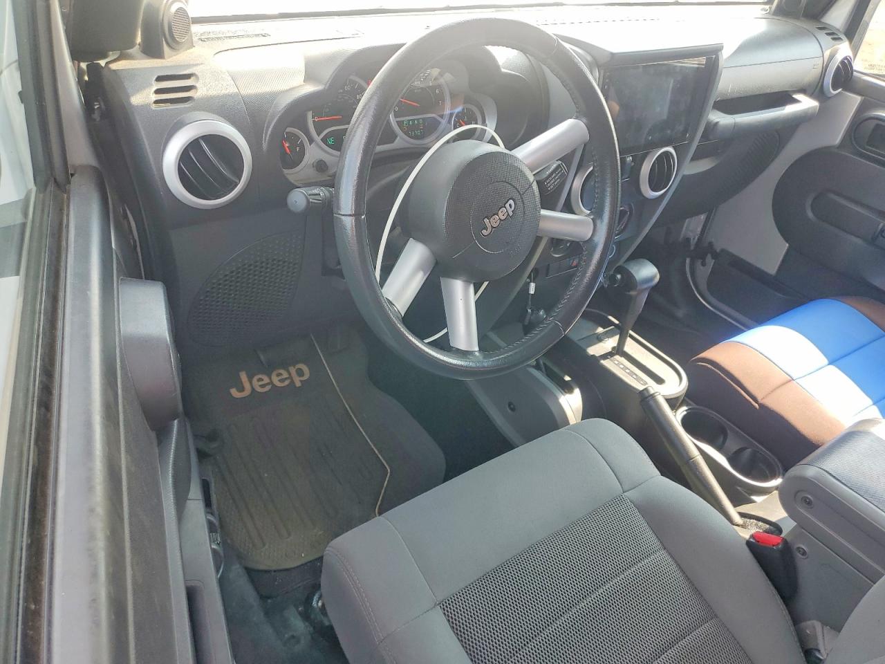 2008 Jeep Wrangler Sahara Silver vin: 1J8FA54198L593139