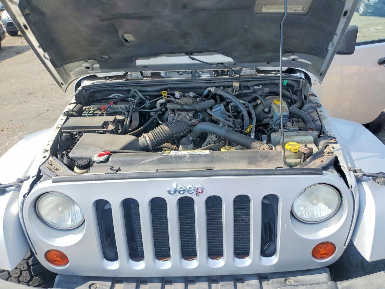 2008 Jeep Wrangler Sahara Silver vin: 1J8FA54198L593139