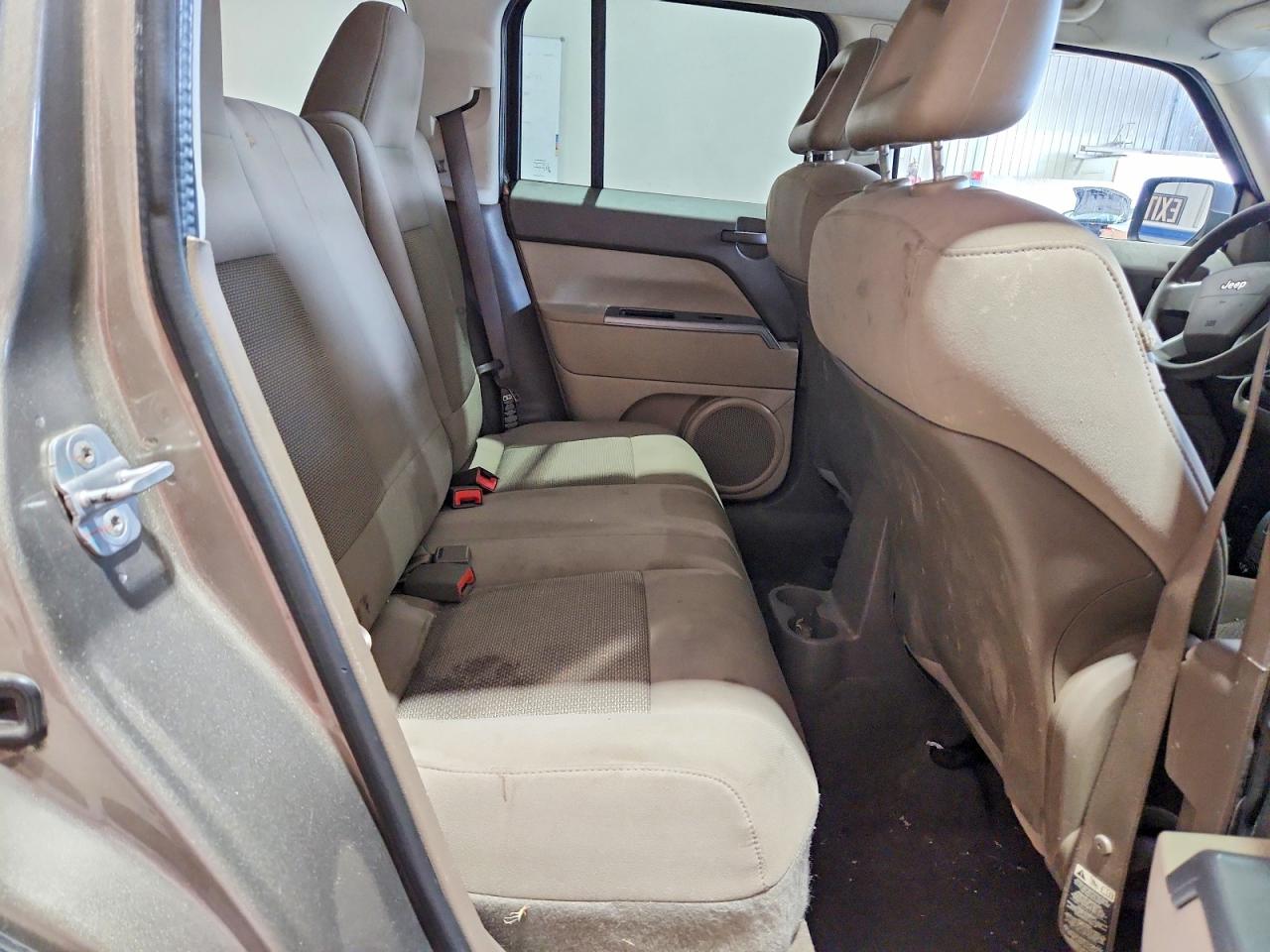 2007 Jeep Patriot Sport Tan vin: 1J8FF28W07D365674