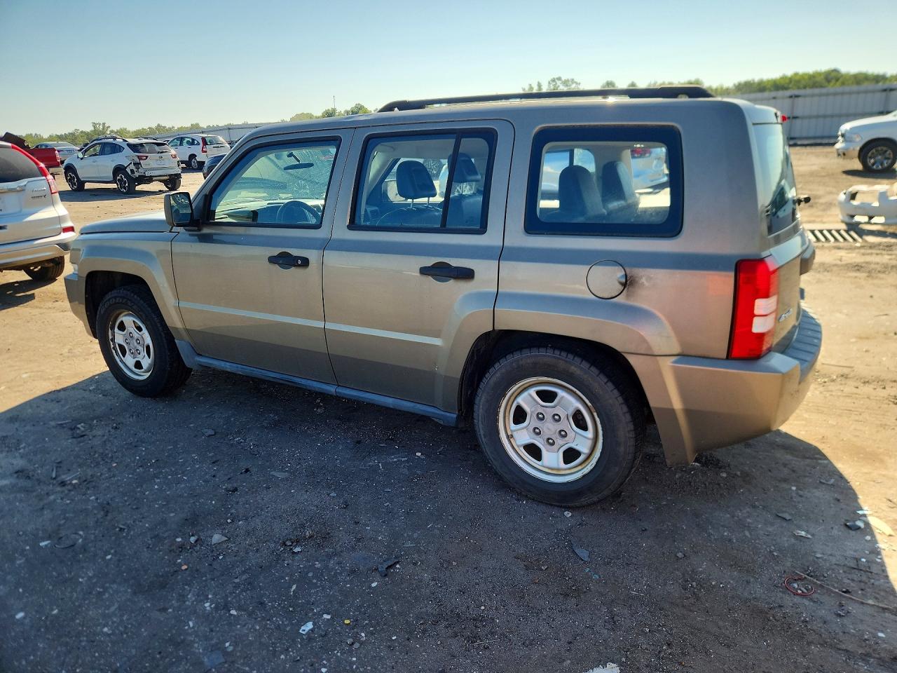 2008 Jeep Patriot Sport Tan vin: 1J8FF28W48D511429