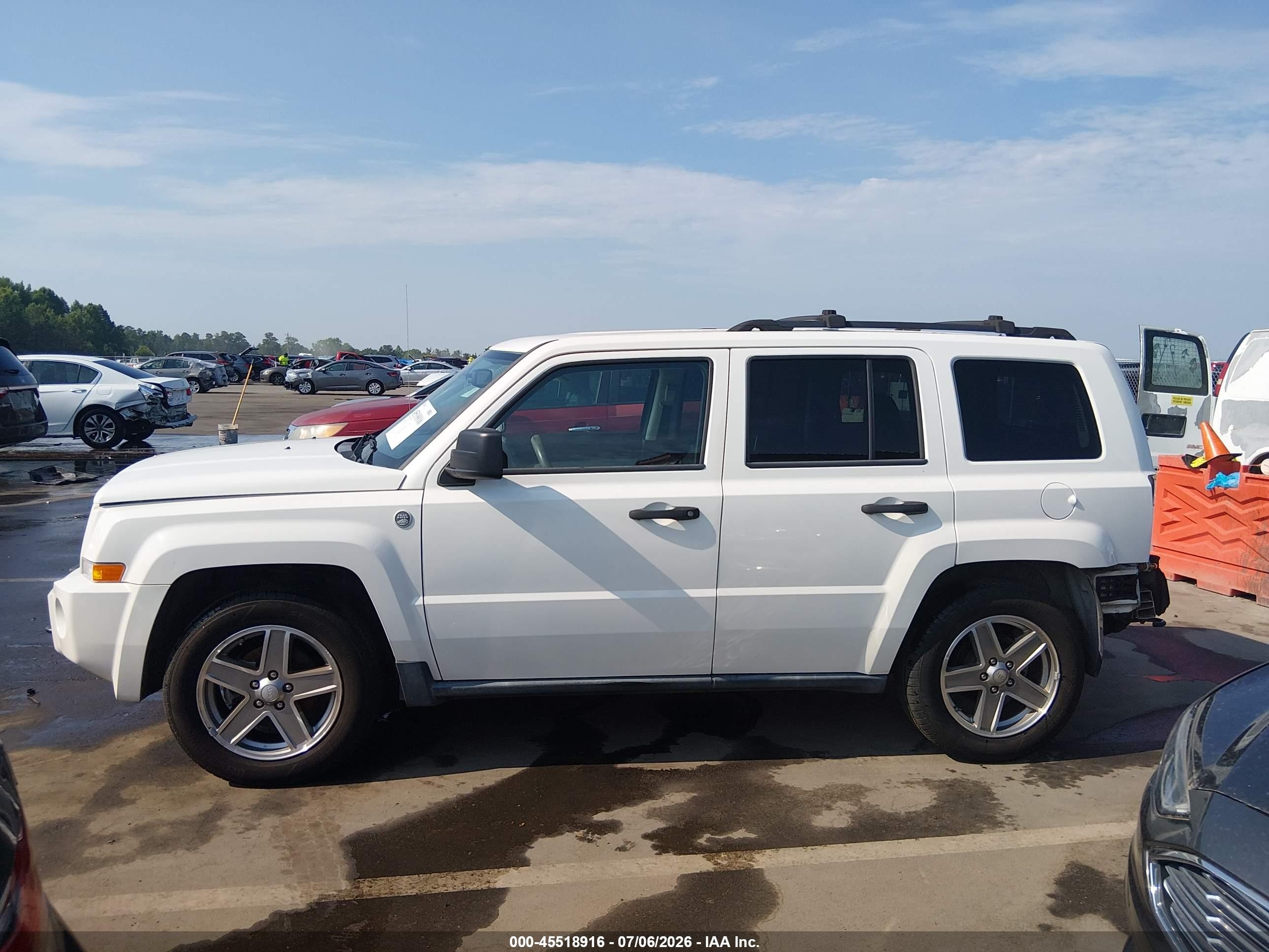 2007 Jeep Patriot Sport Белый vin: 1J8FF28W57D365704