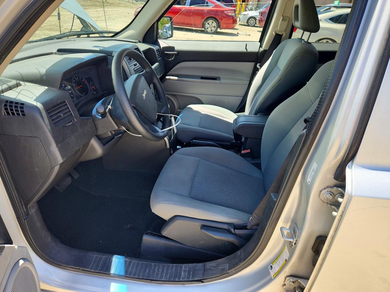 2007 Jeep Patriot Sport Серебряный vin: 1J8FF28W77D364974