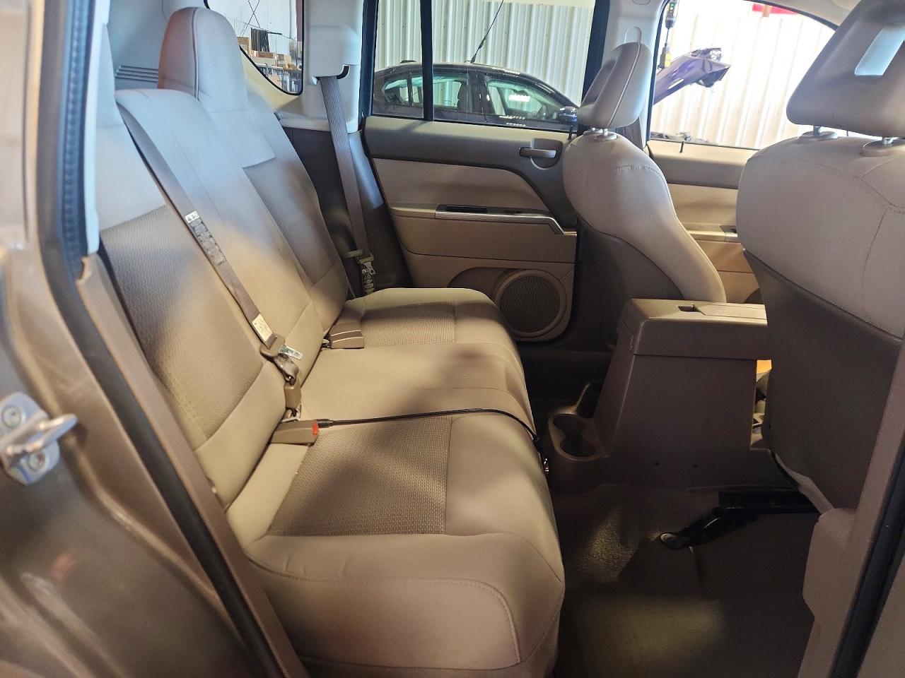 2007 Jeep Compass Золотой vin: 1J8FF47W47D391451