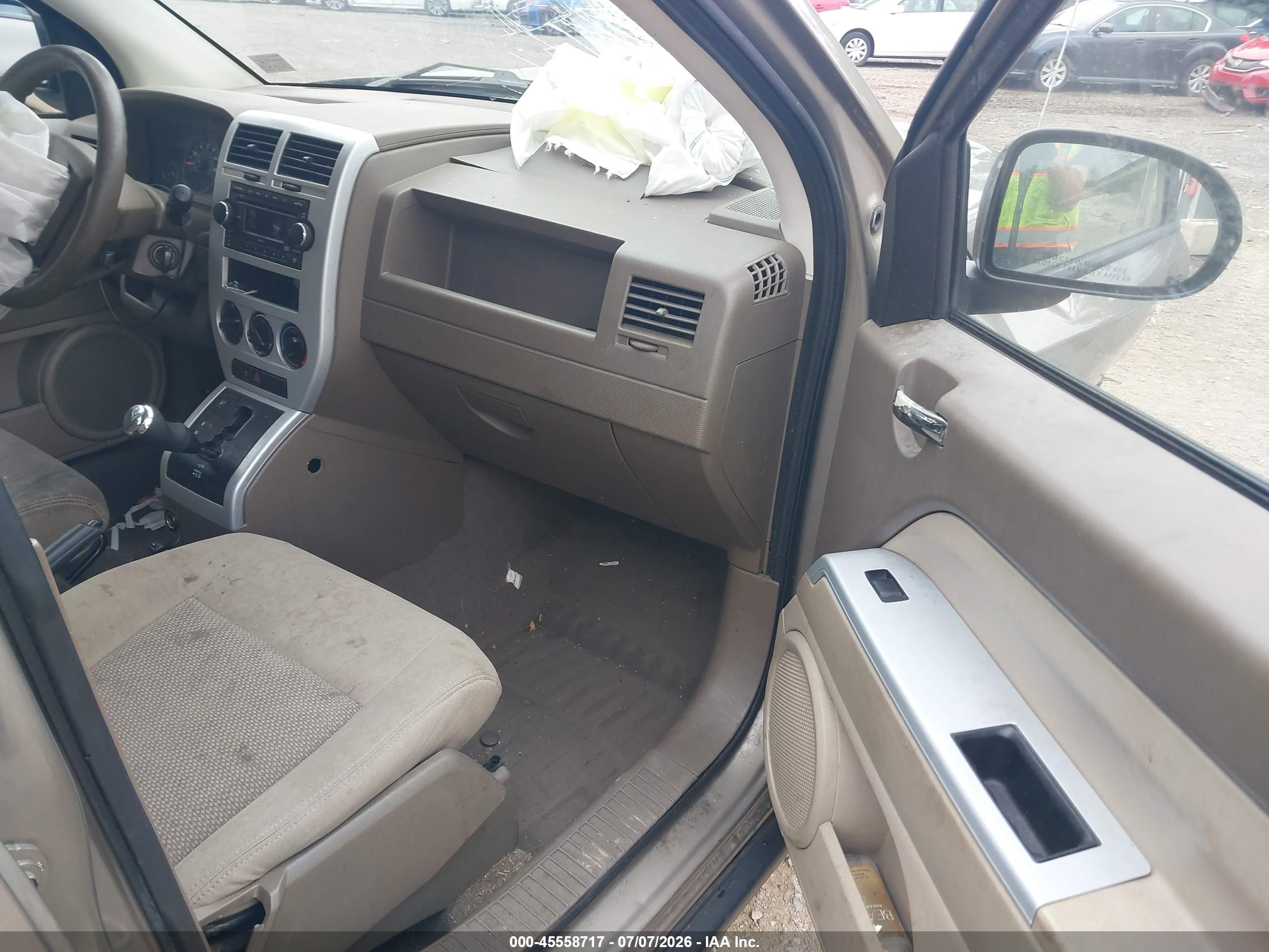 2008 Jeep Compass Sport Beige vin: 1J8FF47W88D584686