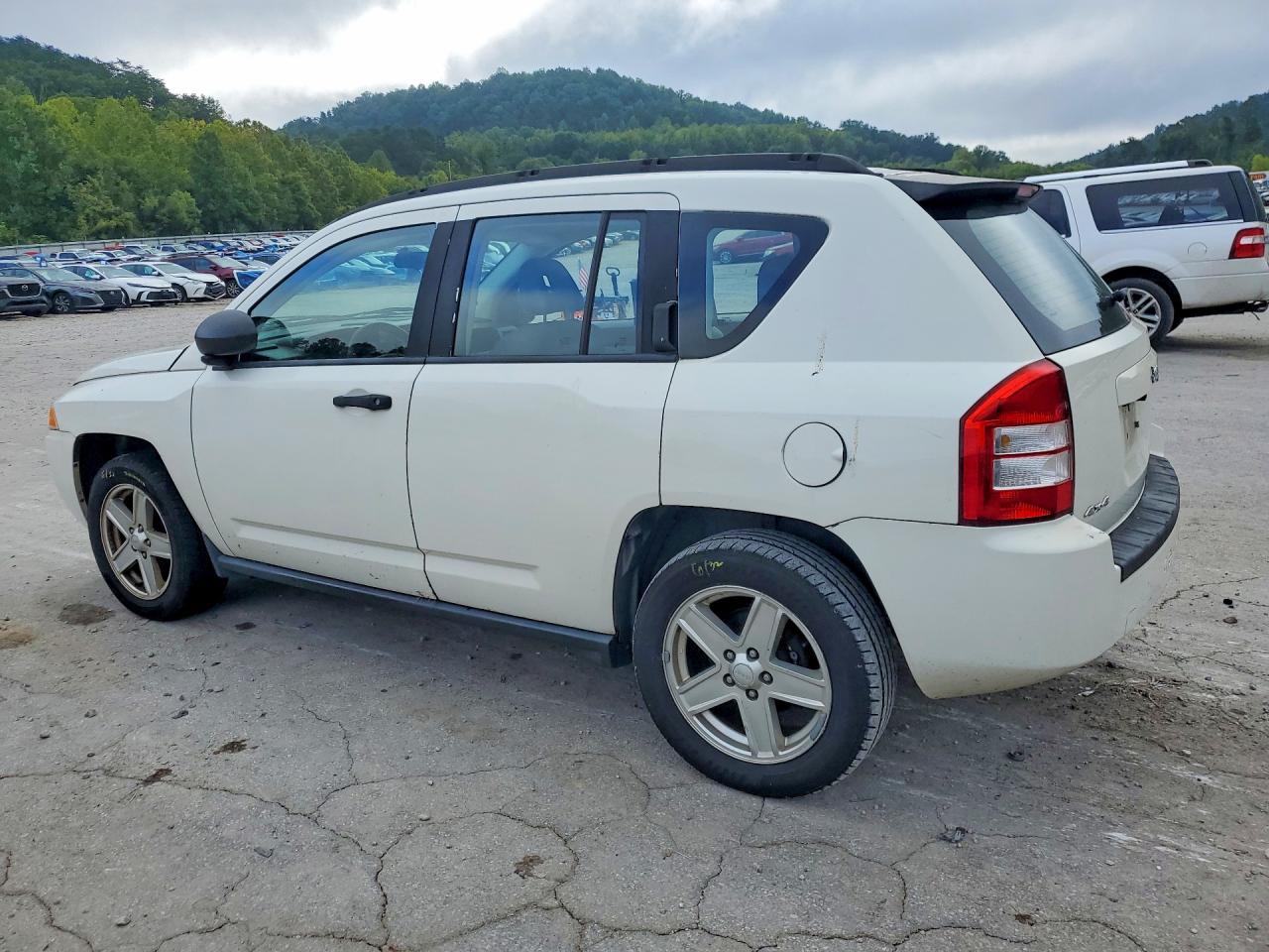 2007 Jeep Compass White vin: 1J8FF47WX7D417390