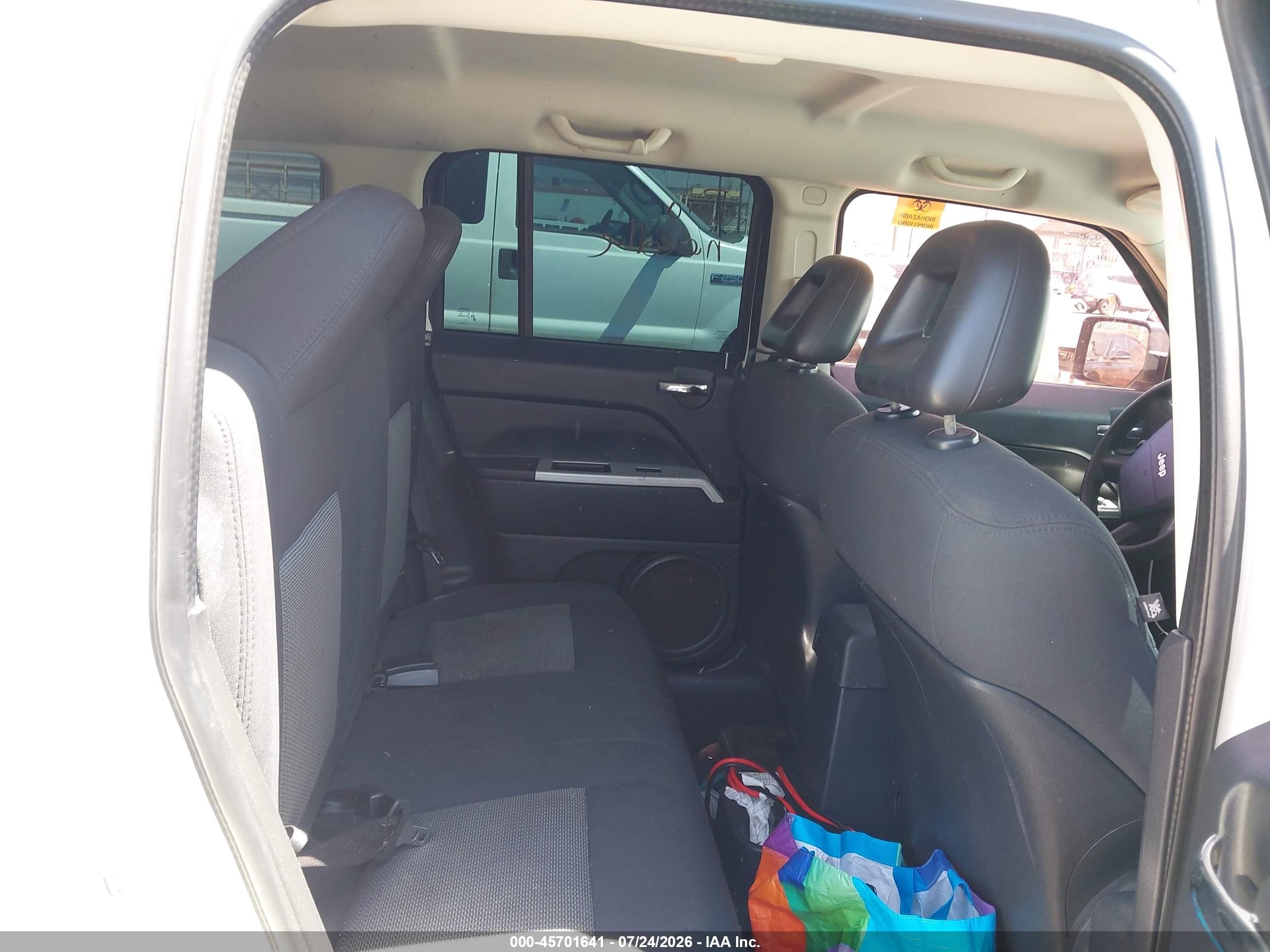 2008 Jeep Patriot Sport White vin: 1J8FT28038D775987