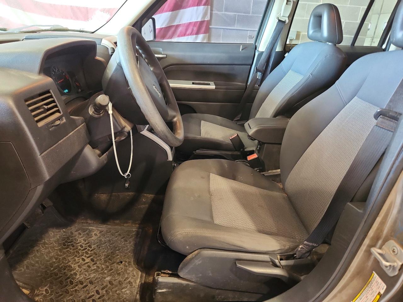 2008 Jeep Patriot Sport Tan vin: 1J8FT28068D637327