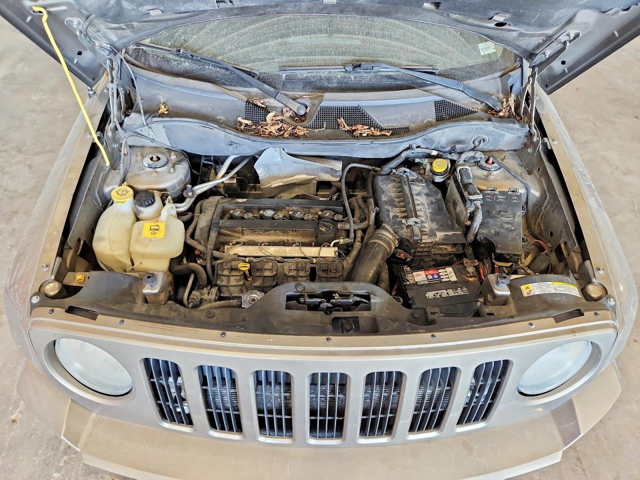 2008 Jeep Patriot Sport Tan vin: 1J8FT28068D637327