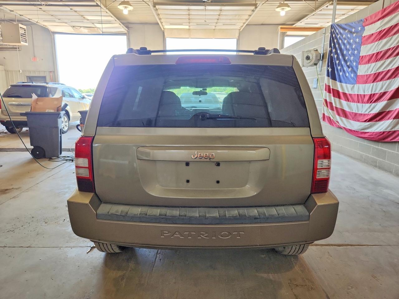 2008 Jeep Patriot Sport Tan vin: 1J8FT28068D637327