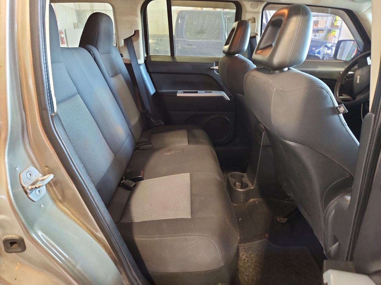 2008 Jeep Patriot Sport Tan vin: 1J8FT28068D637327