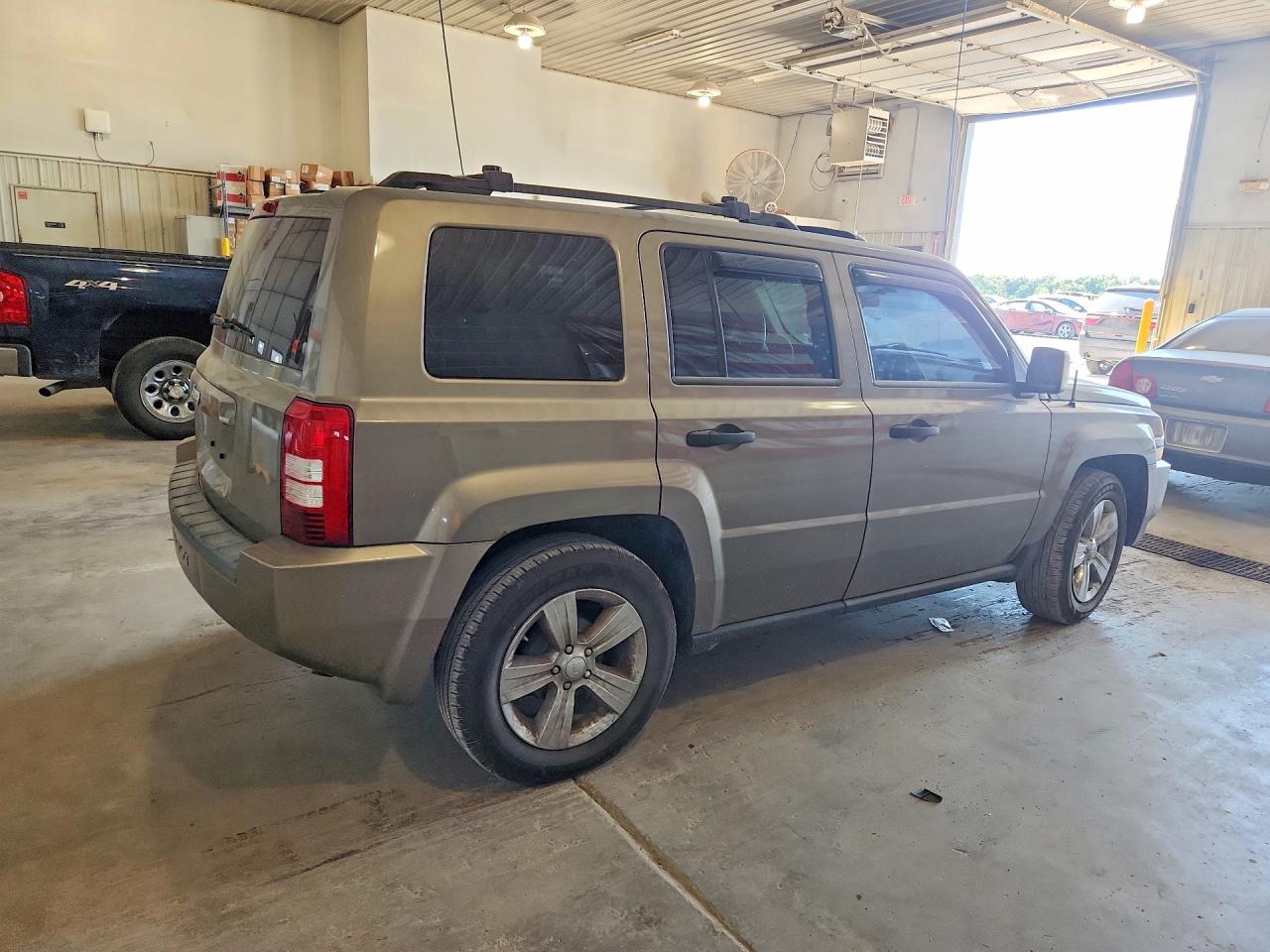 2008 Jeep Patriot Sport Tan vin: 1J8FT28068D637327