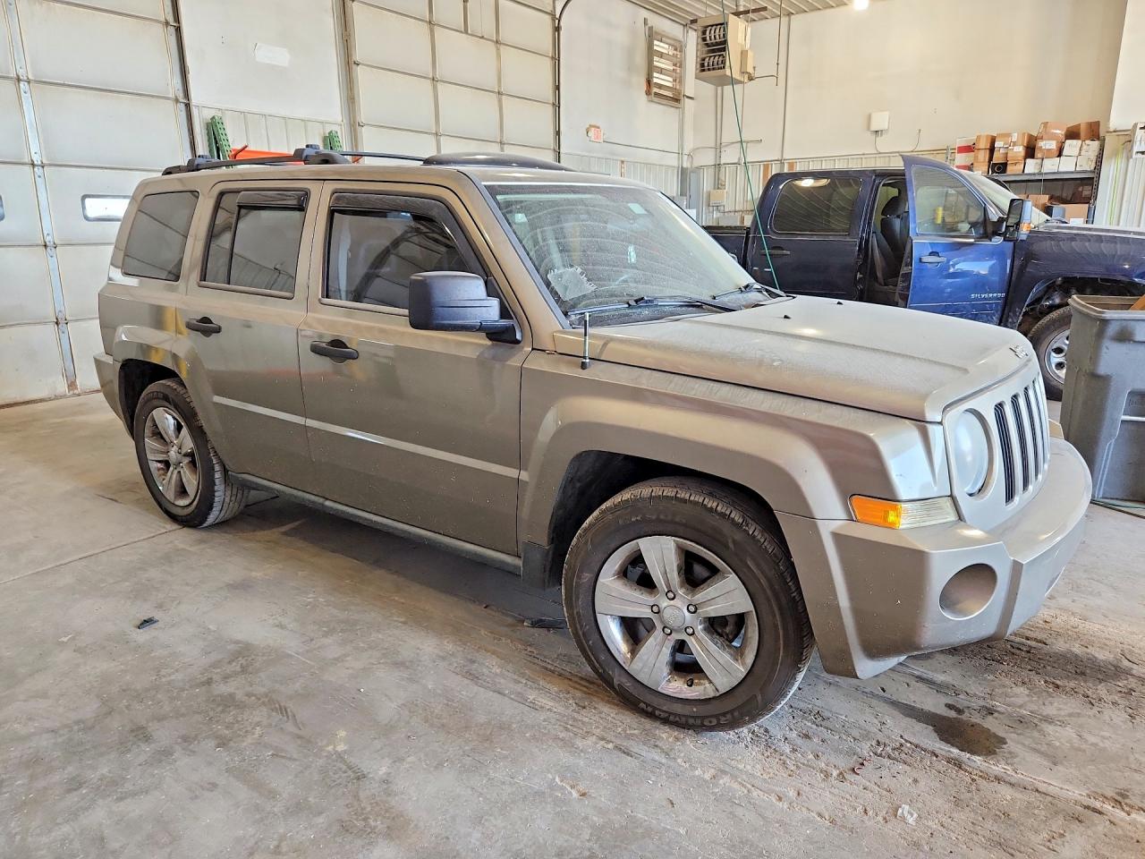2008 Jeep Patriot Sport Tan vin: 1J8FT28068D637327
